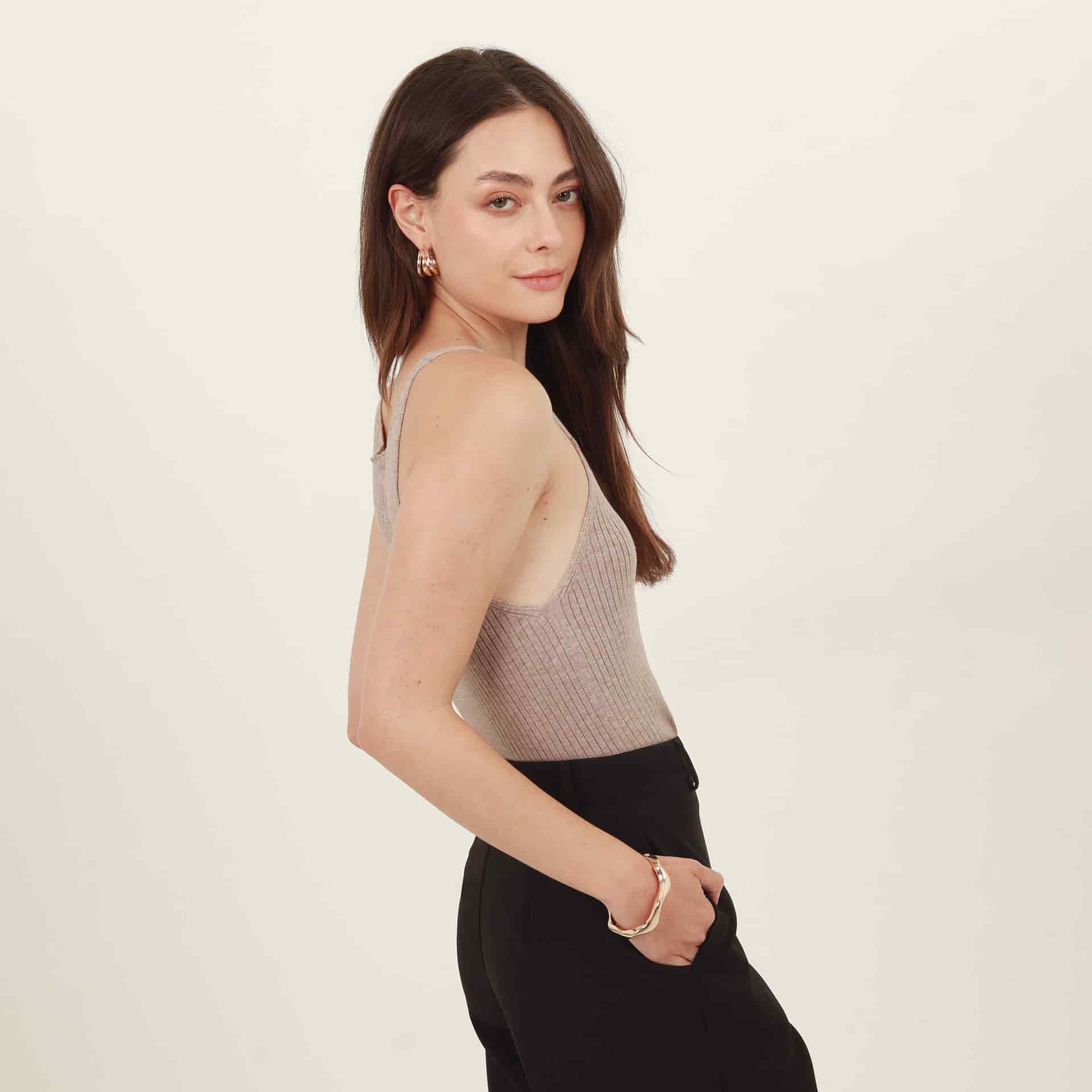 Blusa top cuello redondo con tirantes finos - miniatura 6