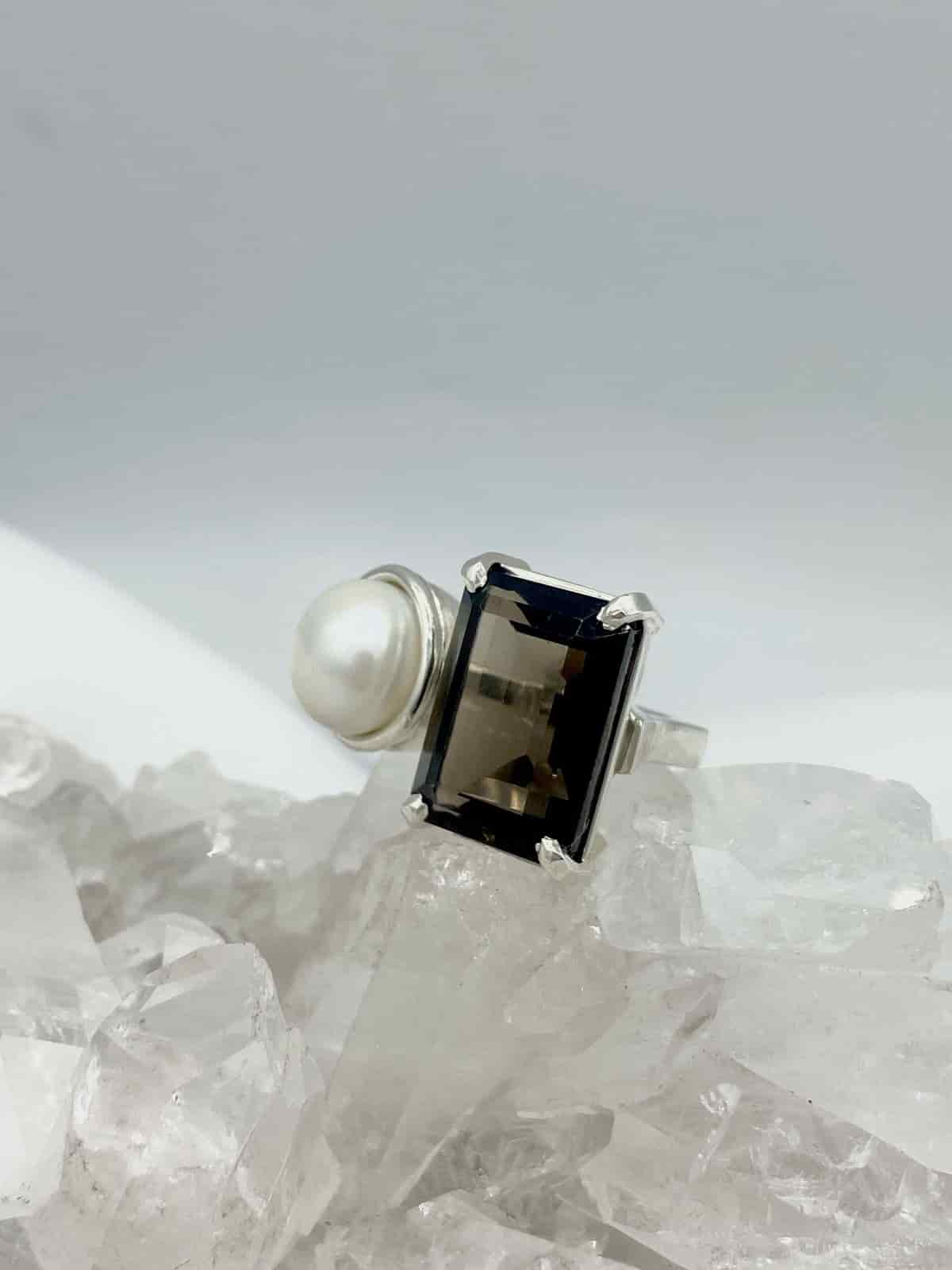 Anillo doble Cuarzo Humo rectangular y Perla Colección Armonía Dual grande - miniatura 1