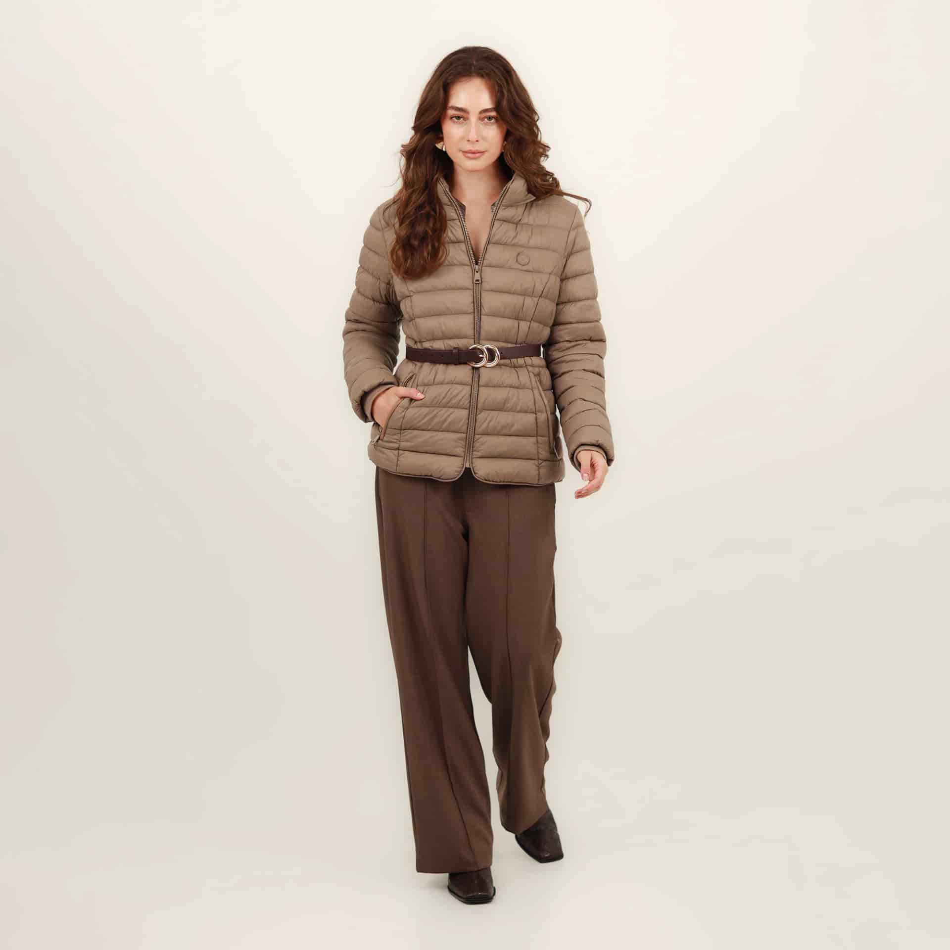 Chaqueta acolchada básica cuello alto con capucha - miniatura 27