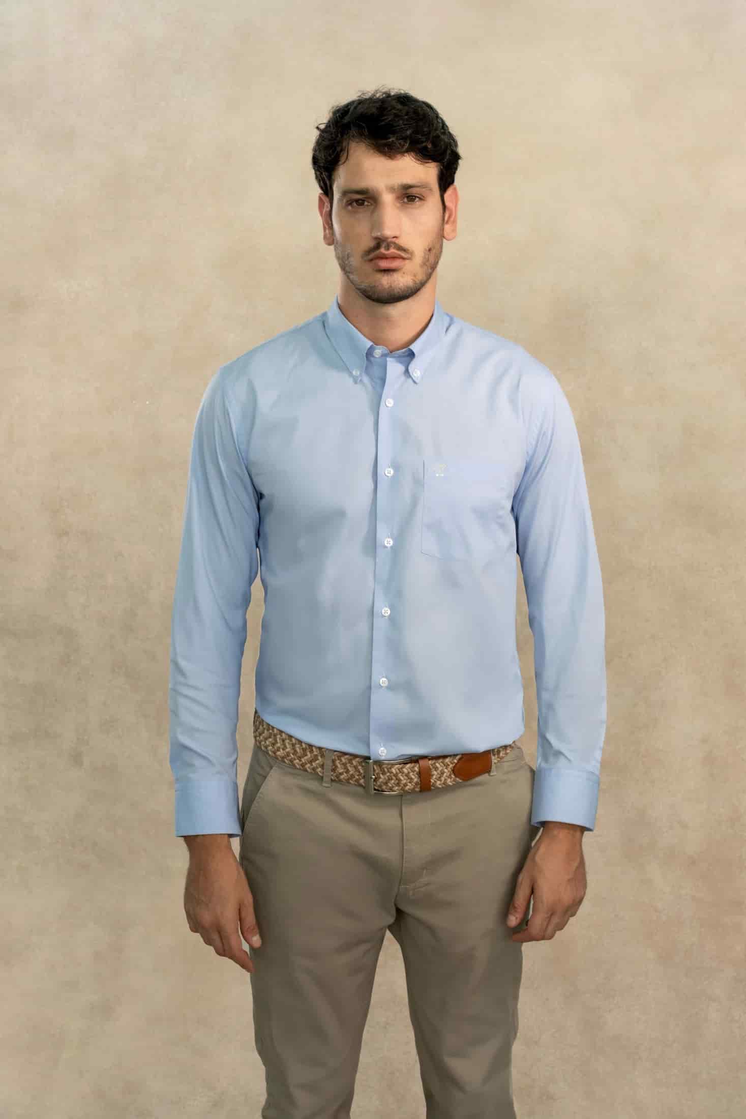 Camisa Antimanchas Popelina Light Blue Con Bolsillo Logo Gris - Talla Regular - miniatura 1