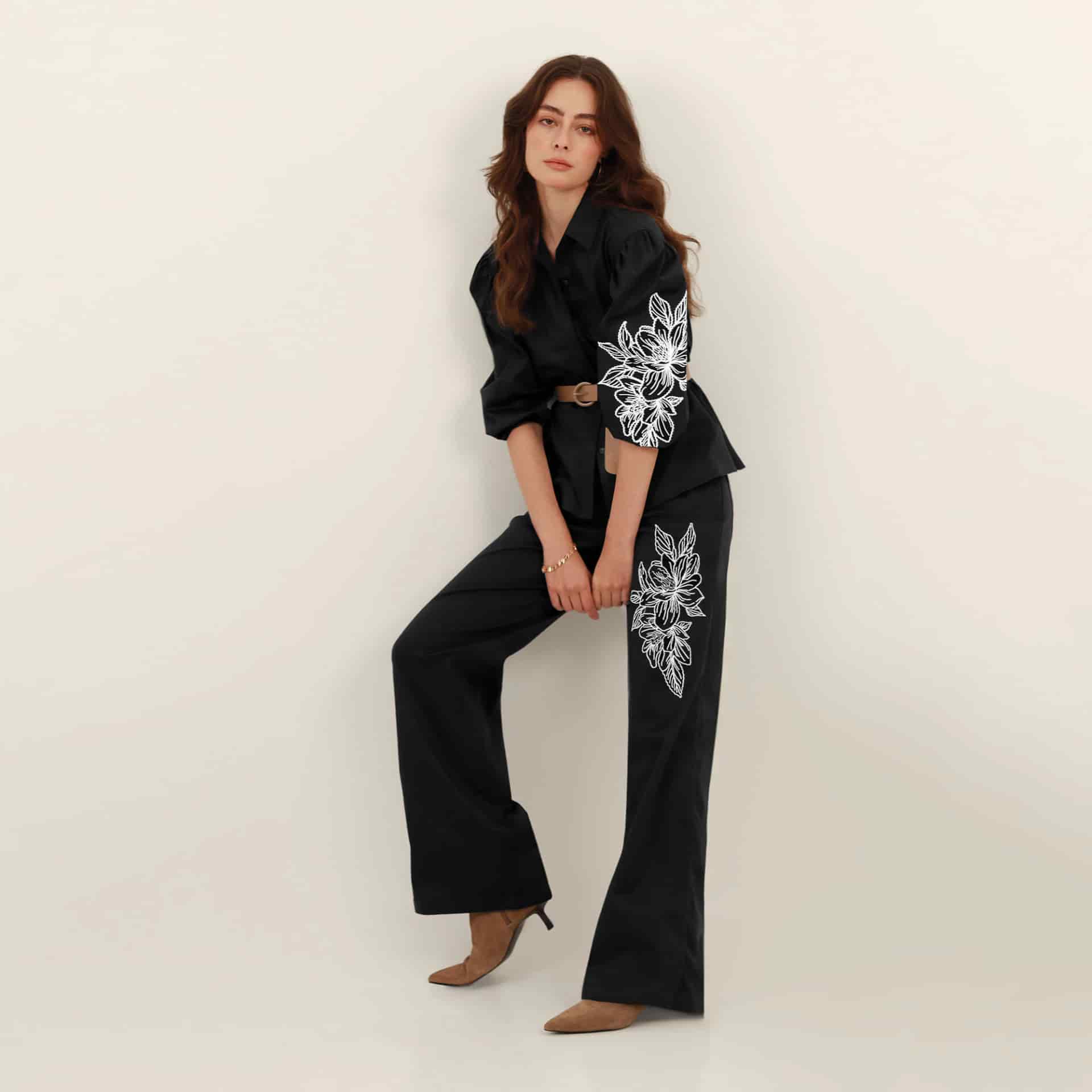 Pantalón palazzo bota flare con bordado flor - miniatura 1
