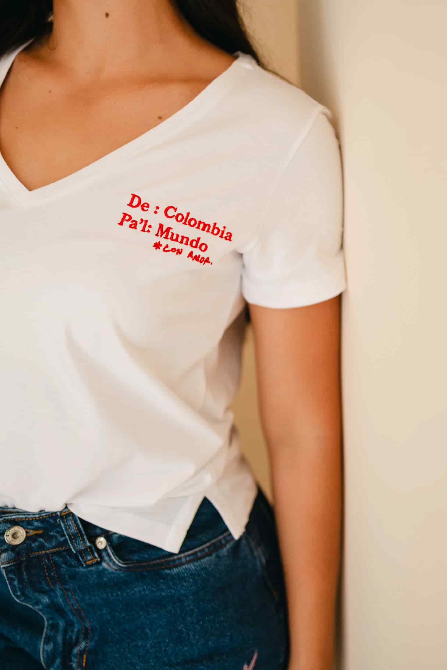 De Colombia Pal' Mundo Embroidered V-Neck Tee - miniatura 2