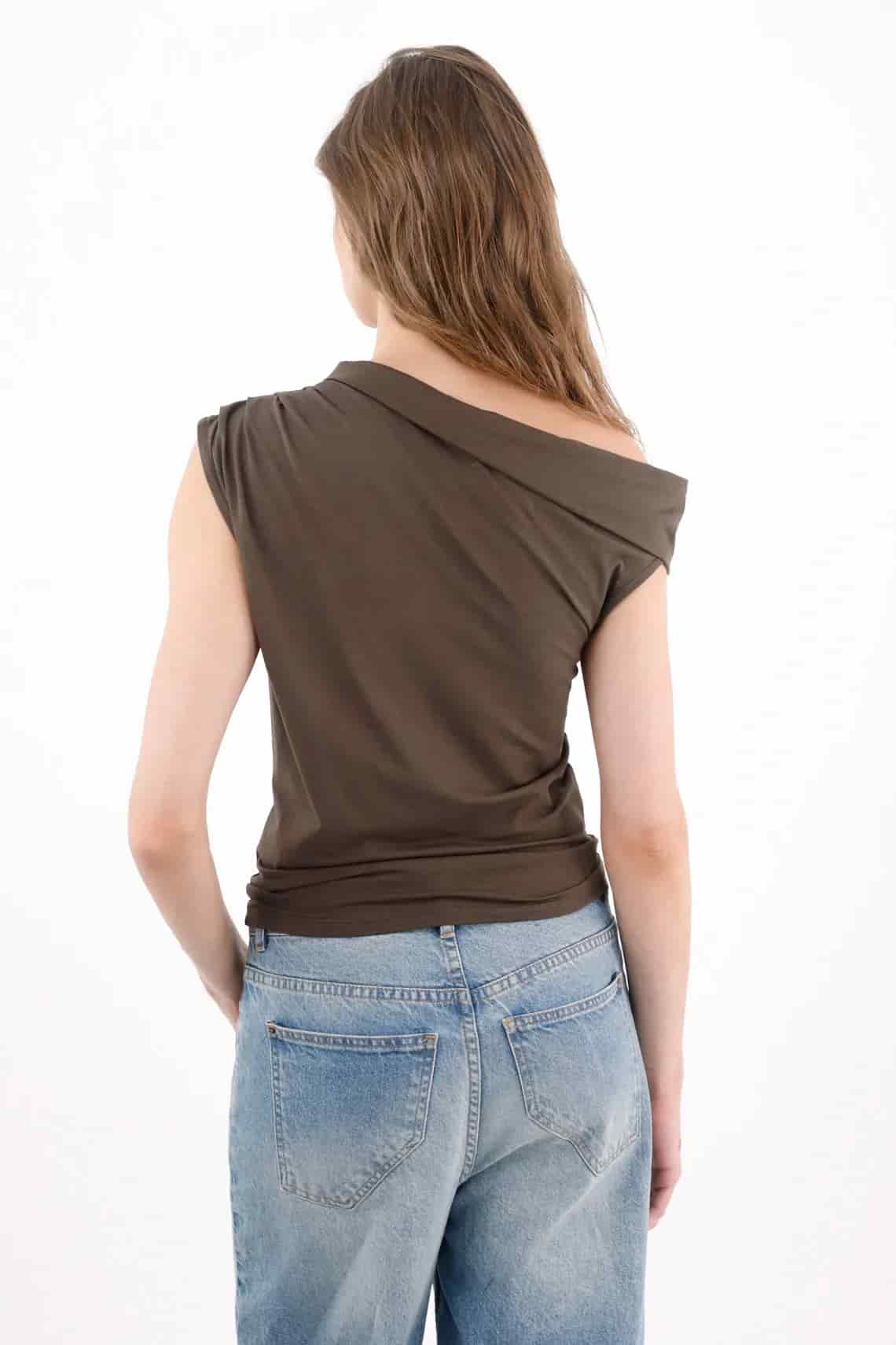 Camiseta ajustada con escote asimétrico en algodón marrón para mujer - miniatura 4