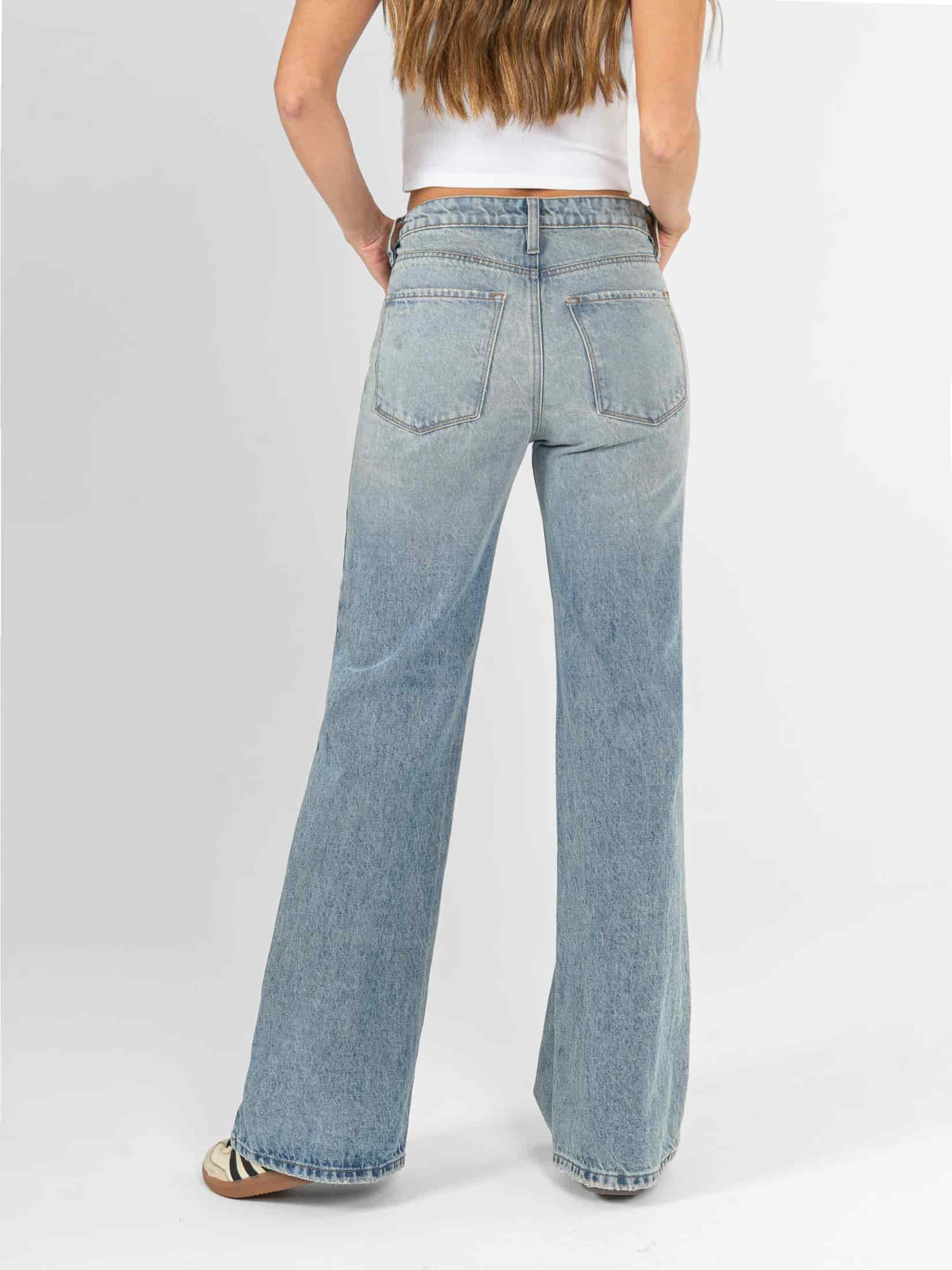 Ref: 066414 Jean Mom Flare, rígido, tiro alto, tono azul medio, detalle en pretina. - miniatura 2