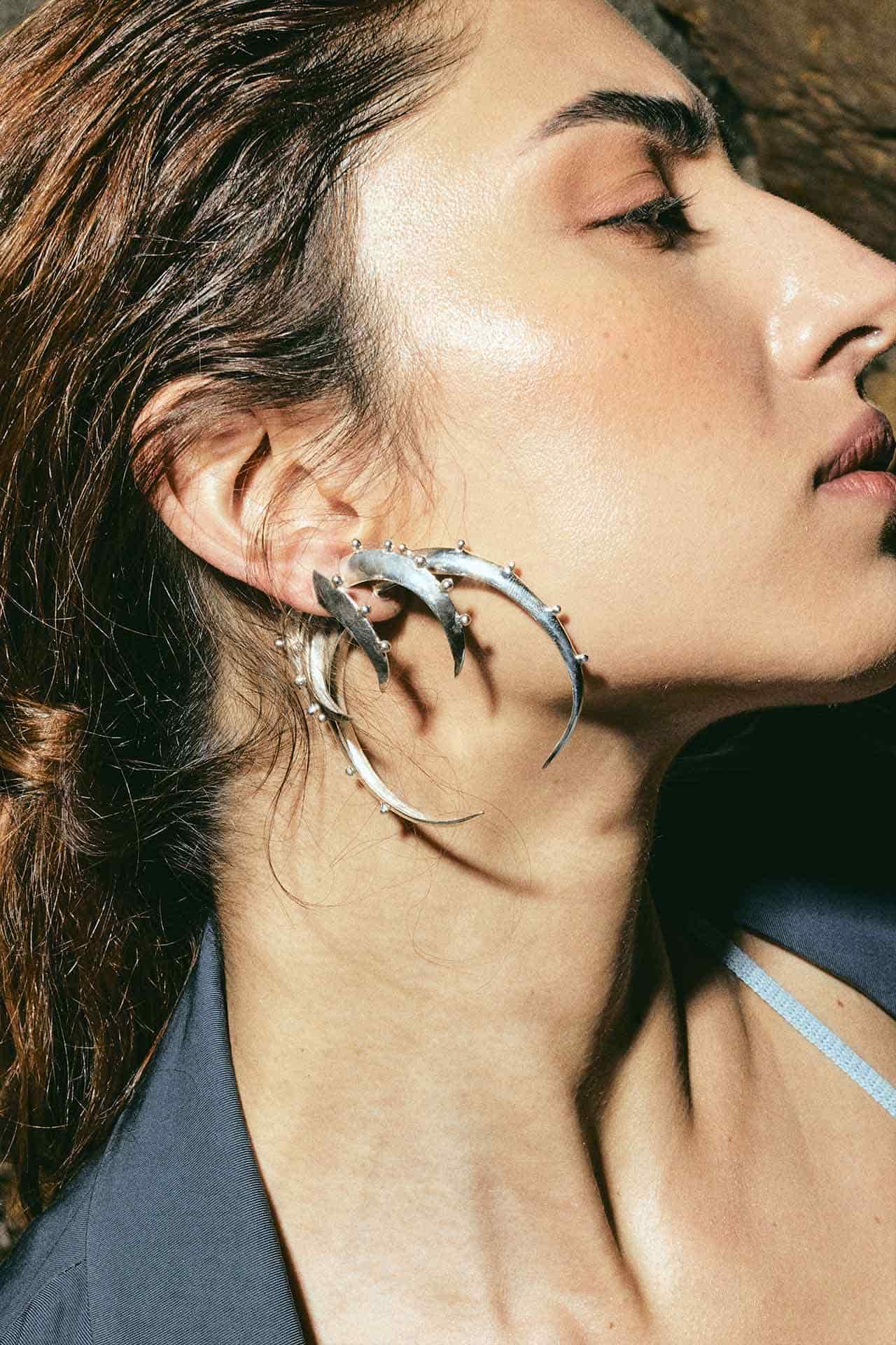 Mini Crescent Hoops Silver - miniatura 2