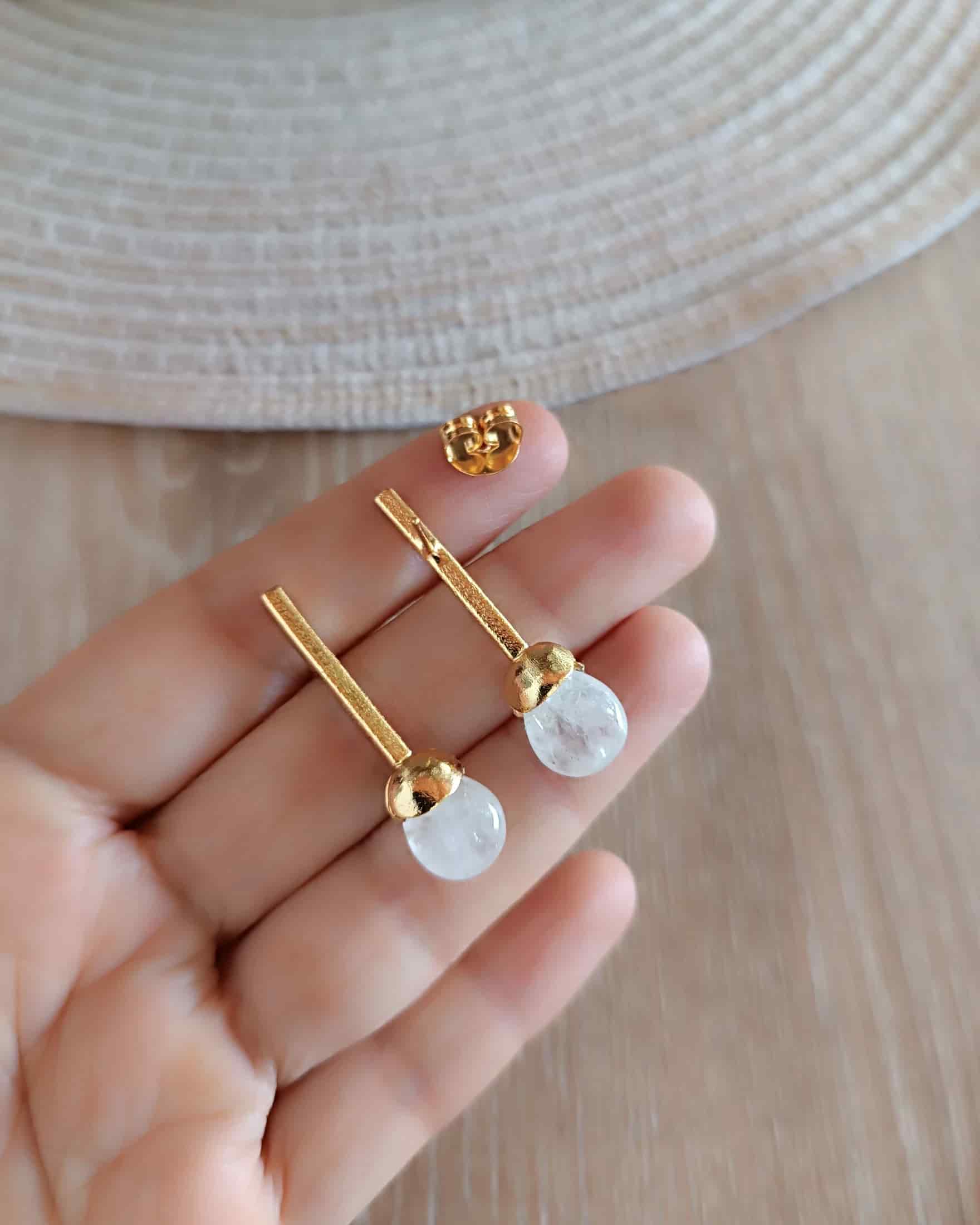 Aretes en bronce y cuarzo cristal, Fernanda - miniatura 3
