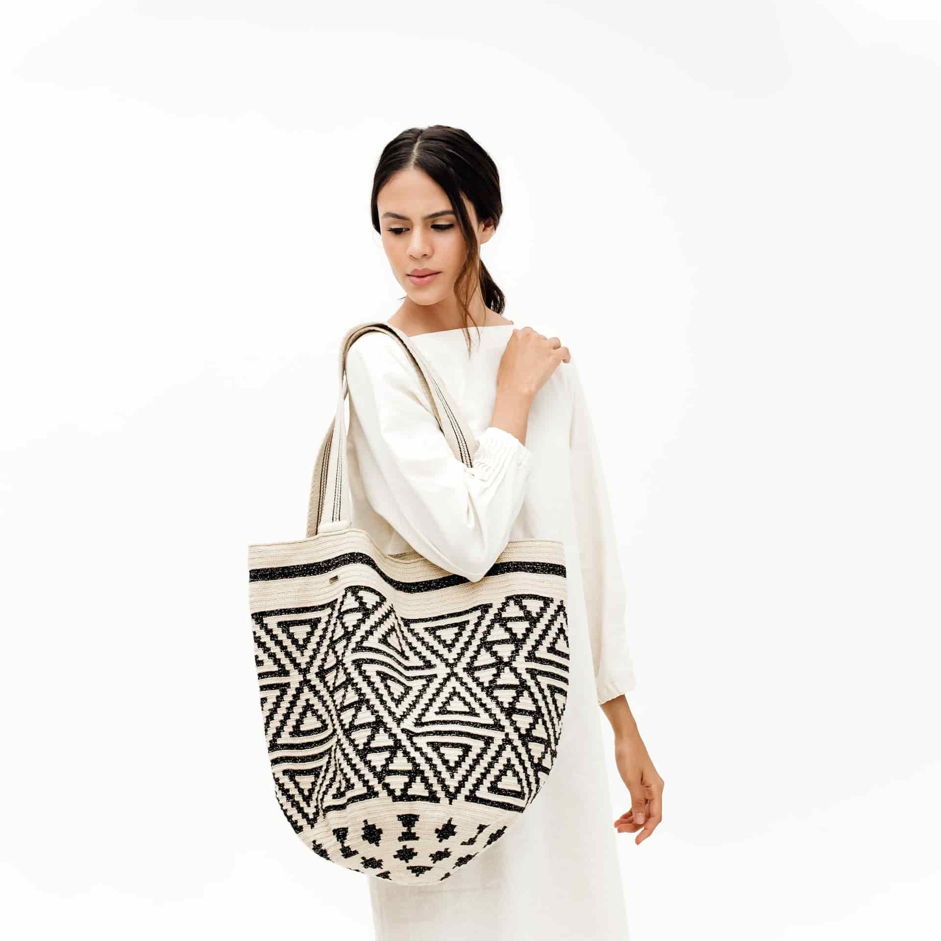 Maxi Bolso Wayuu Brillante Beige/Negro - miniatura 2