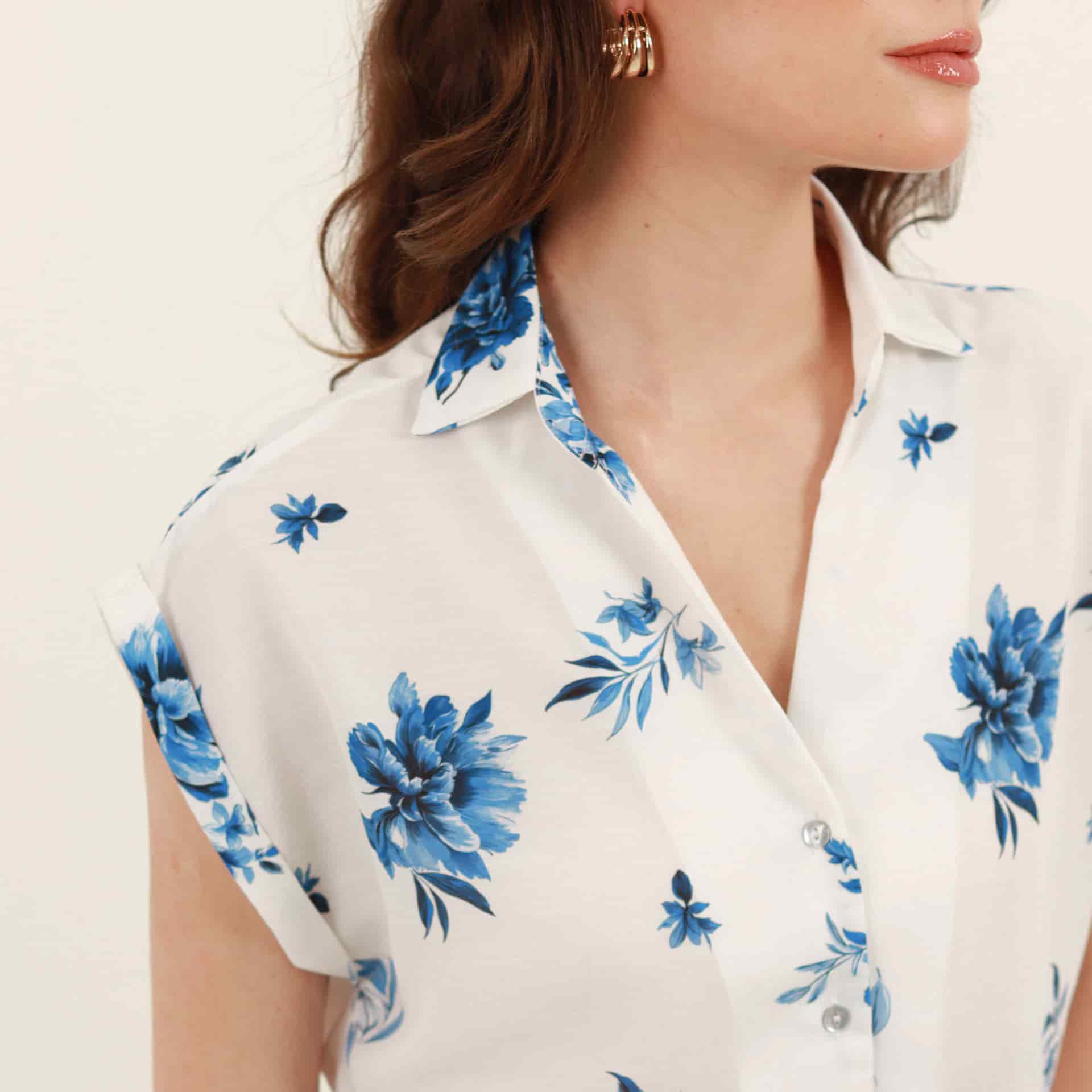 Blusa estampada abierta cuello sport manga corta rodada - miniatura 4