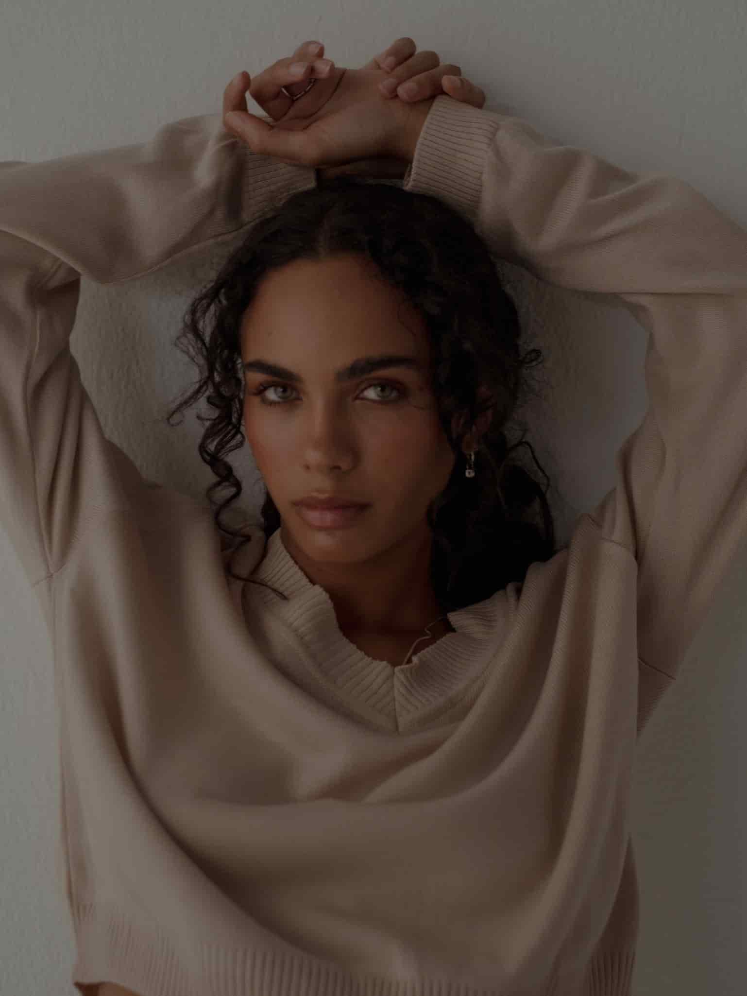 ONE HALF V-NECK KNIT SWEATER - NATURAL COTTON - miniatura 5