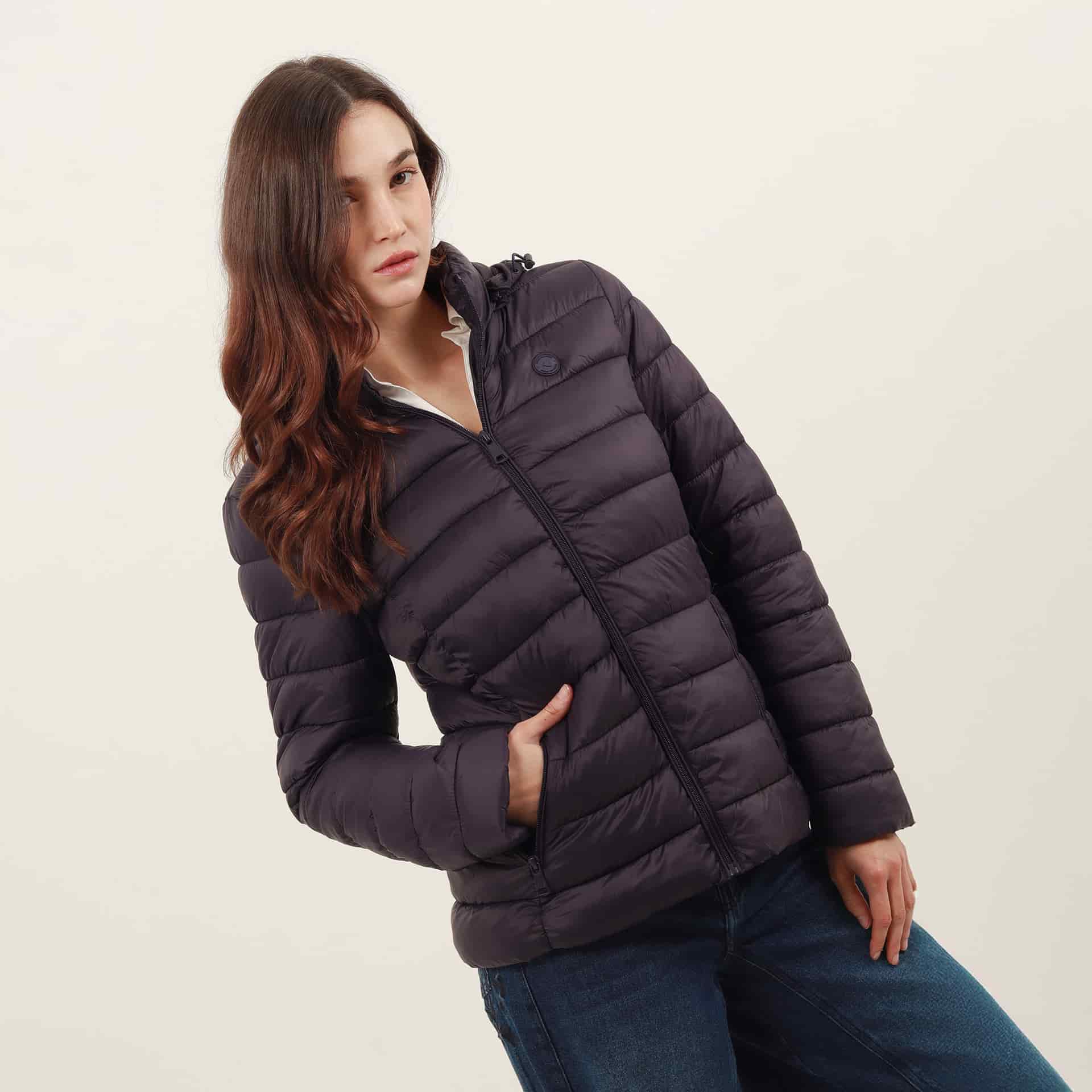 Chaqueta acolchada básica con capucha - miniatura 1