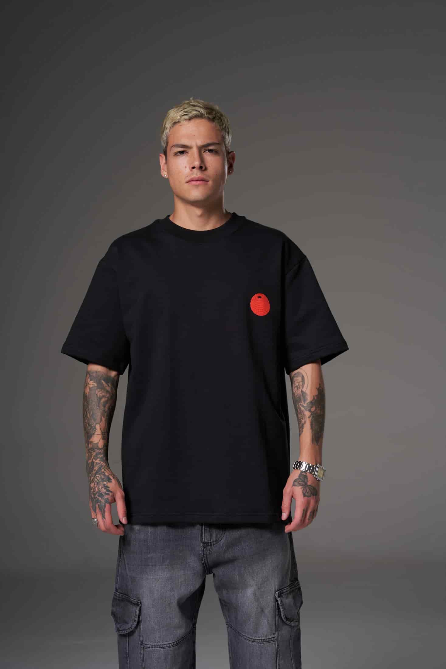 T shirt hyper red world negra  300 gramos - miniatura 1