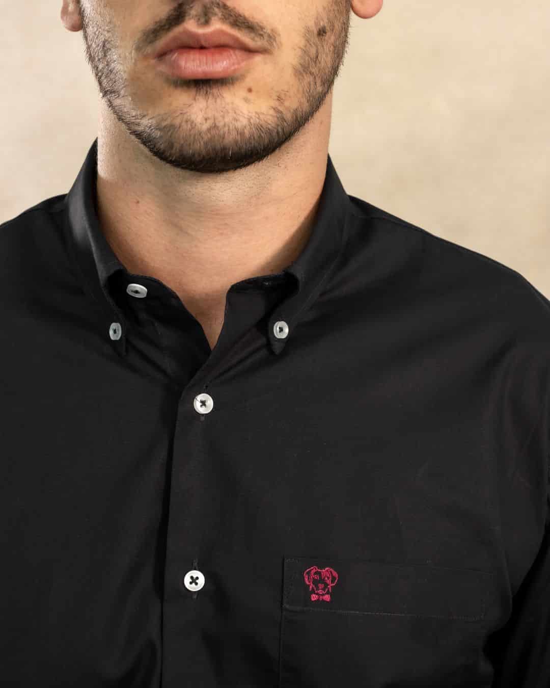 Camisa Antimanchas Popelina Negro con Bolsillo Logo Burgundy - Talla Regular - miniatura 2