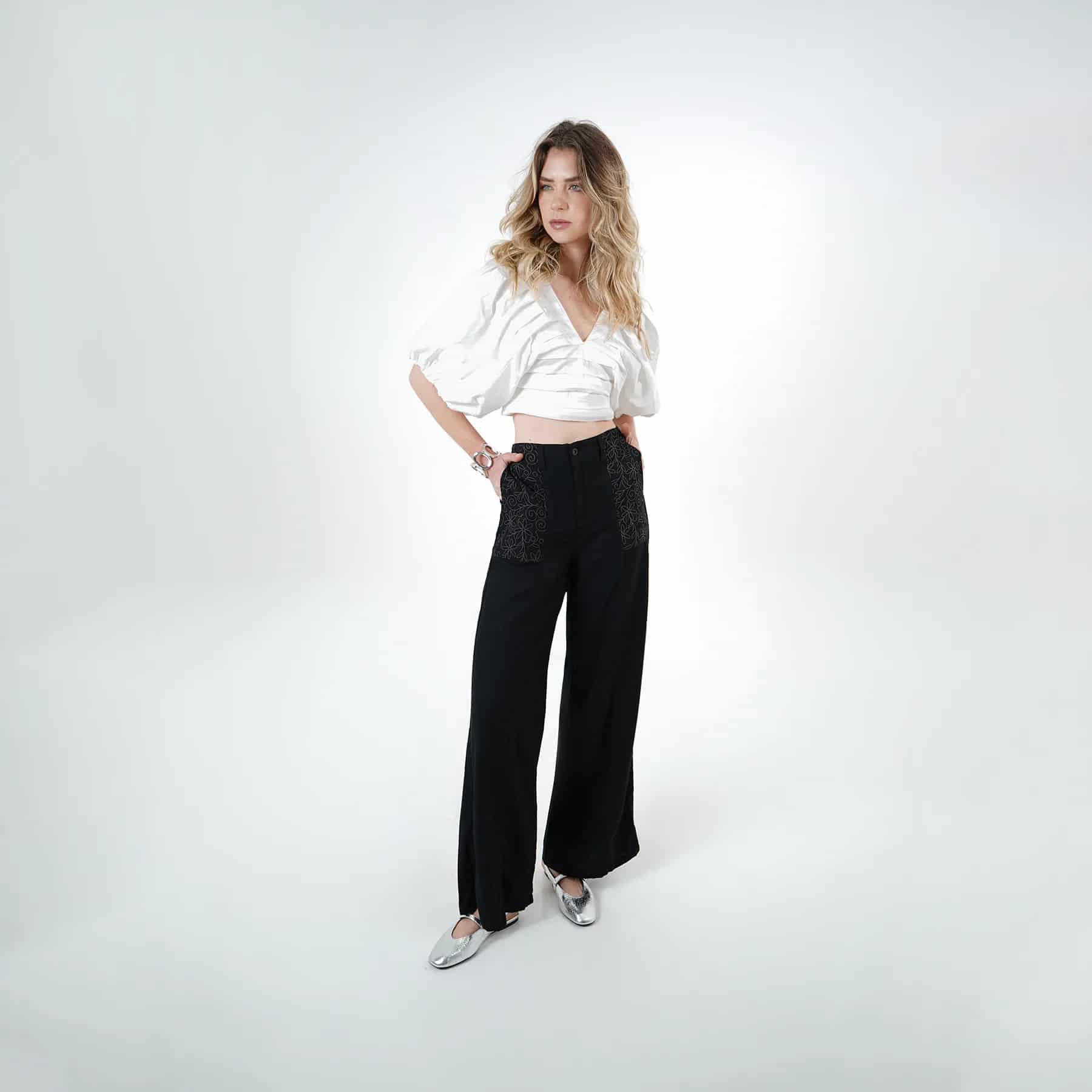 Blusa crop escote en v manga globo alforzada abierta en espalda - miniatura 4
