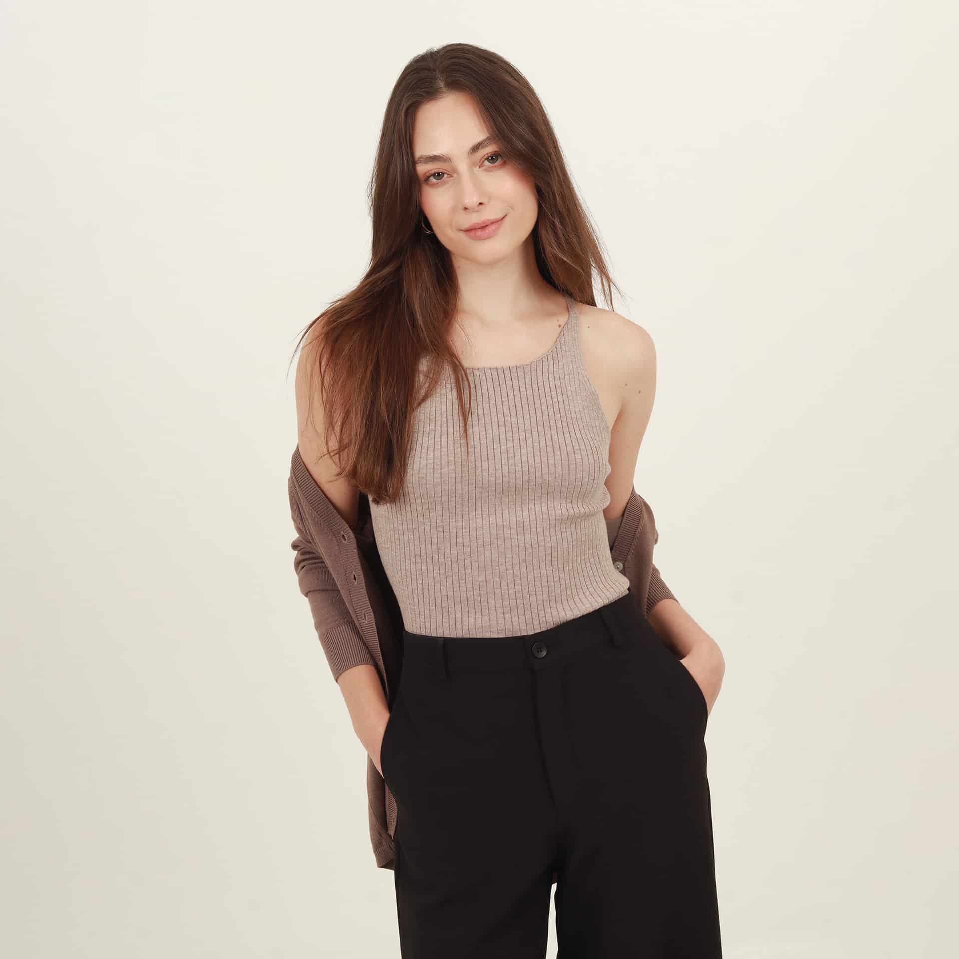 Blusa top cuello redondo con tirantes finos - miniatura 2