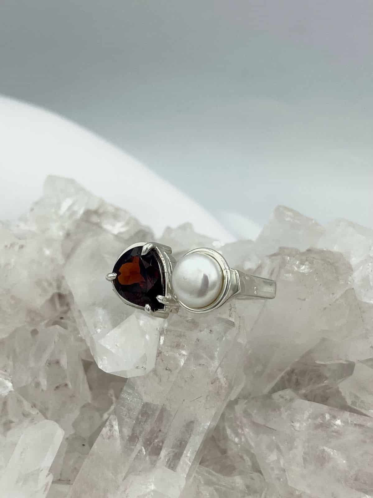 Anillo Doble Granate Gota y Perla Colección Armonía Dual - miniatura 1