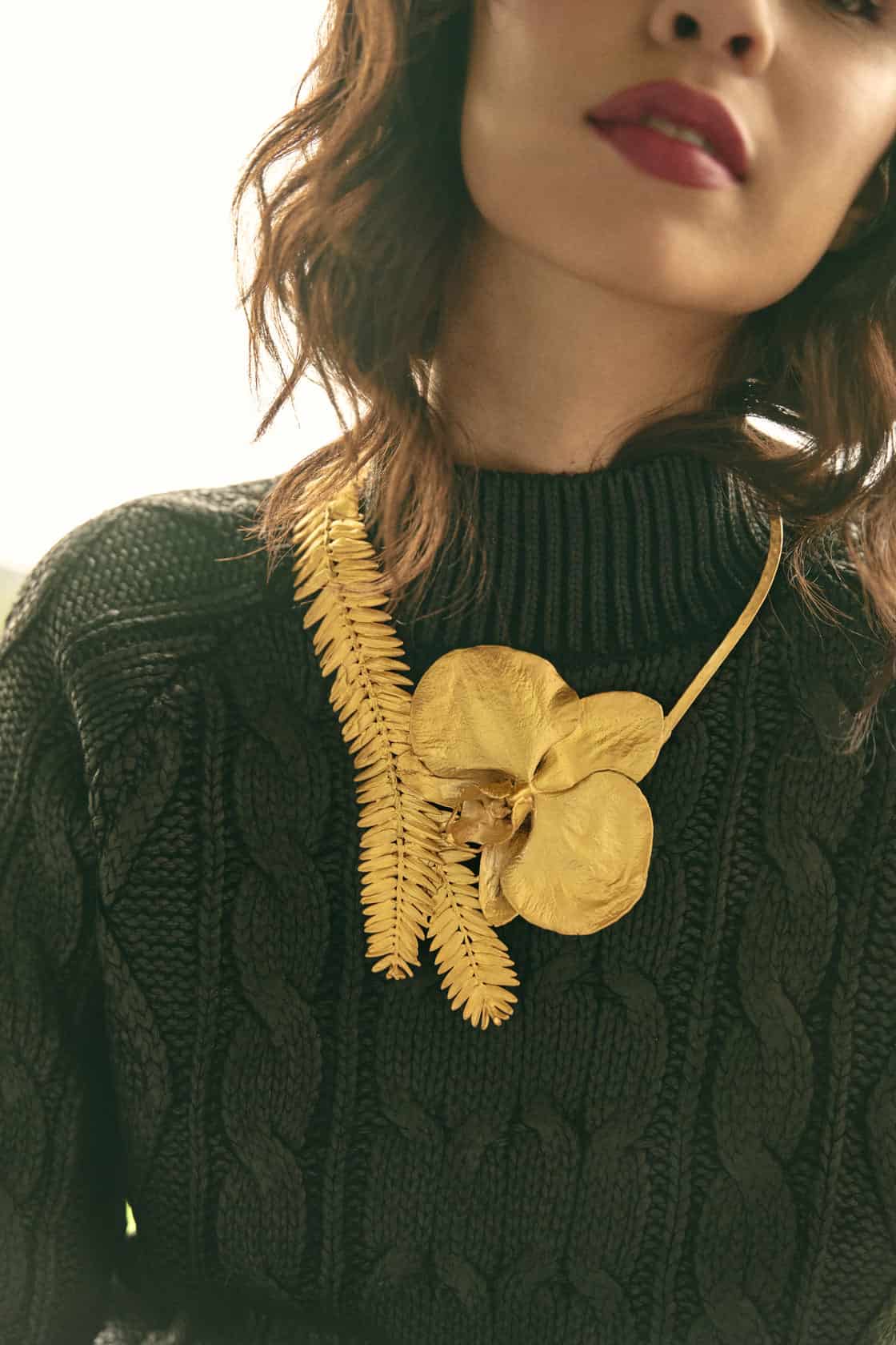 PHALAENOPSIS ORCHID AND ROMERON PINE NECKLACE - miniatura 2