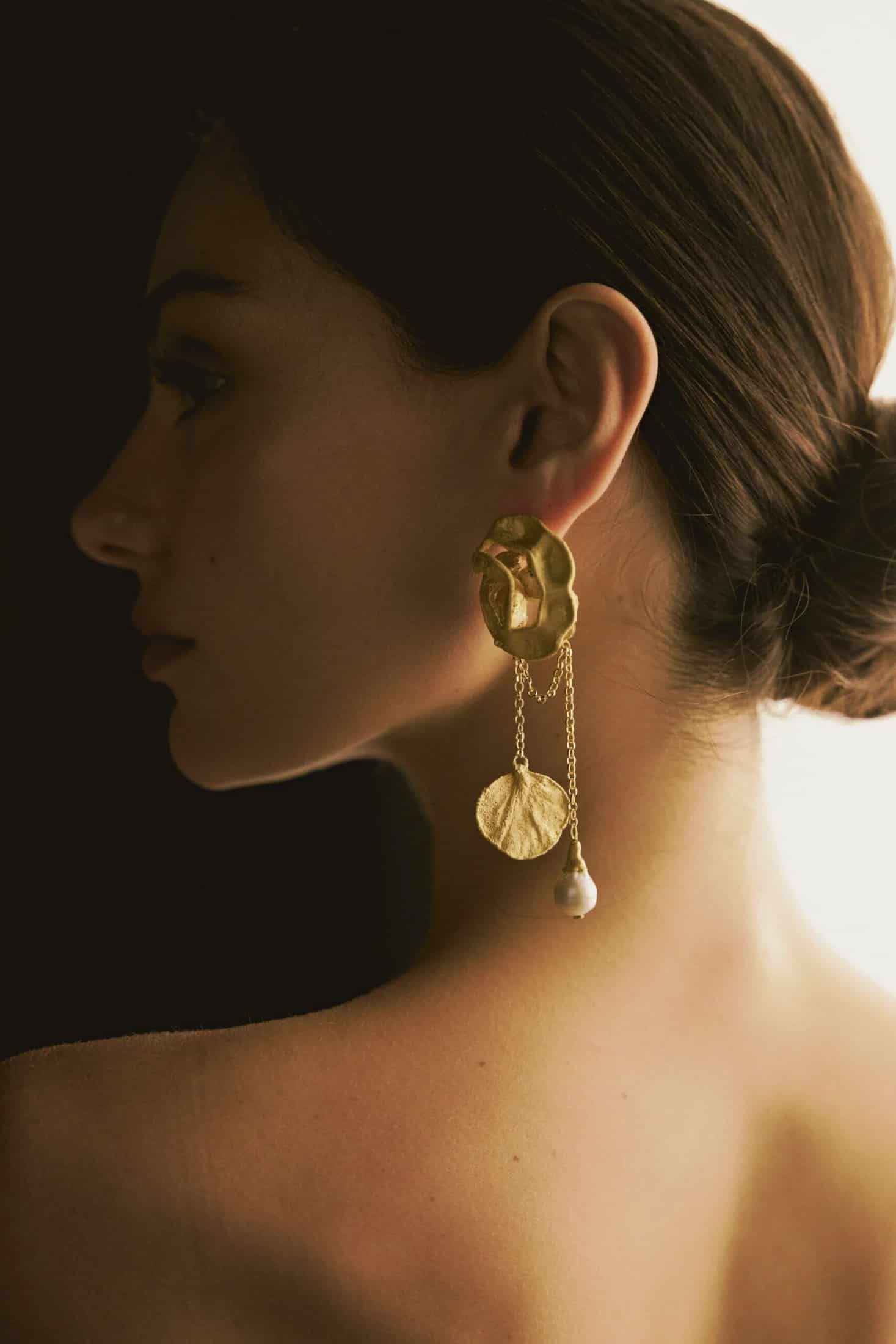 ARETES ACACIA CON PÉTALO REMOVIBLE CADENAS Y PERLAS - miniatura 2