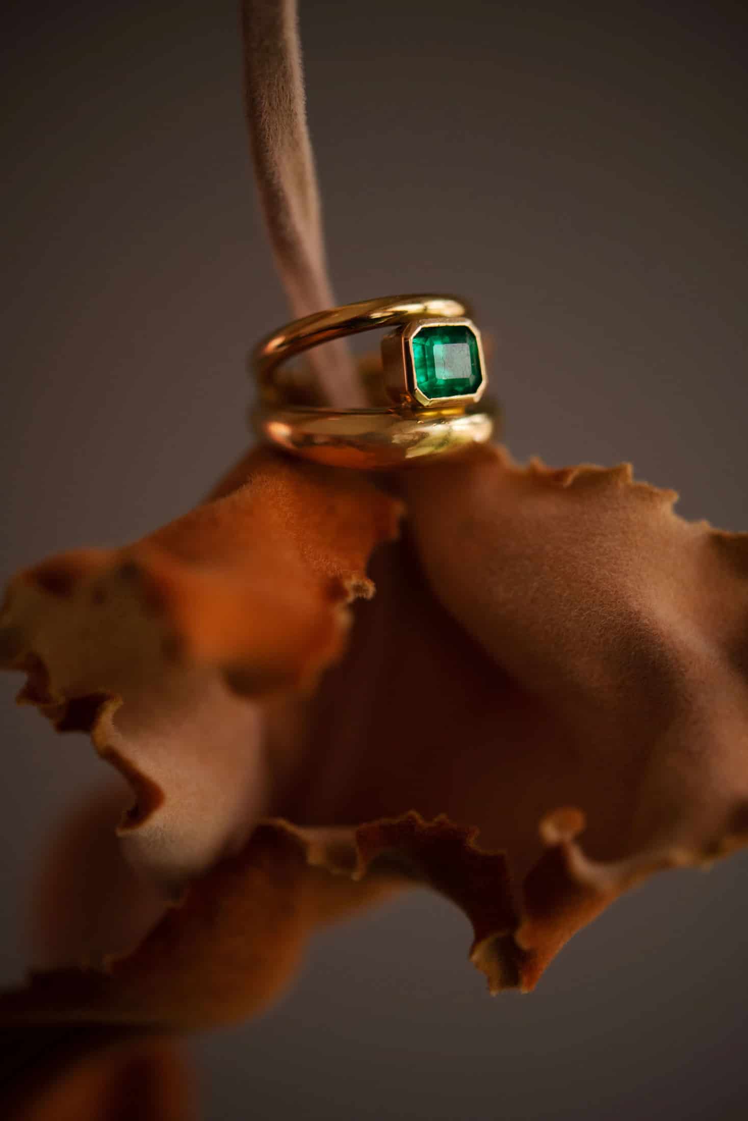 Anillo Doble Aro y Esmeralda - miniatura 2