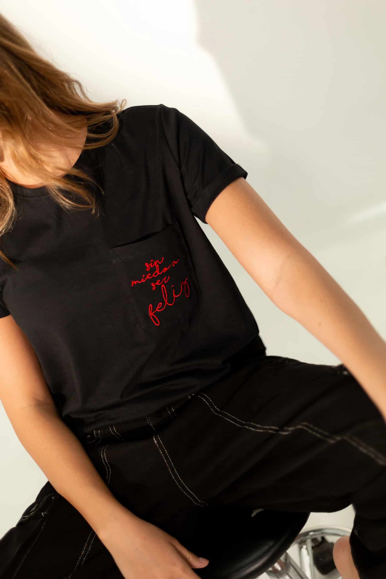 Sin Miedo A Ser Feliz Embroidered Oversized Tee - miniatura 2