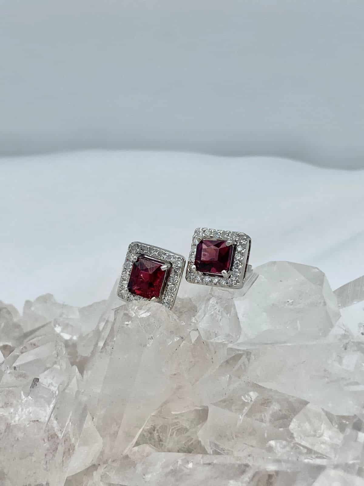 Aretes Granate con Diamantes en Oro 18K Blanco. - miniatura 1