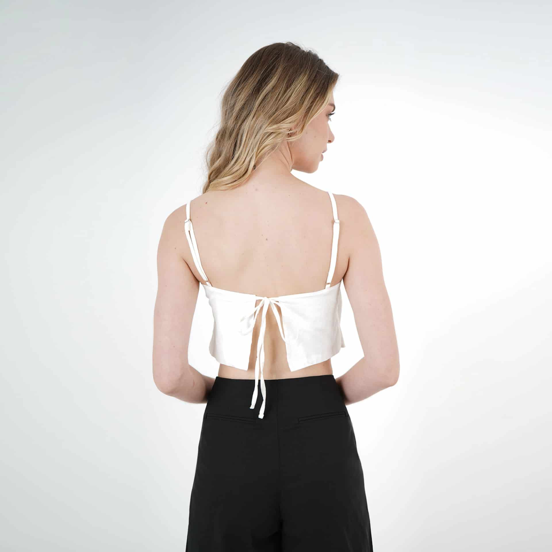 Blusa crop escote corazón de tiras con perlas - miniatura 8