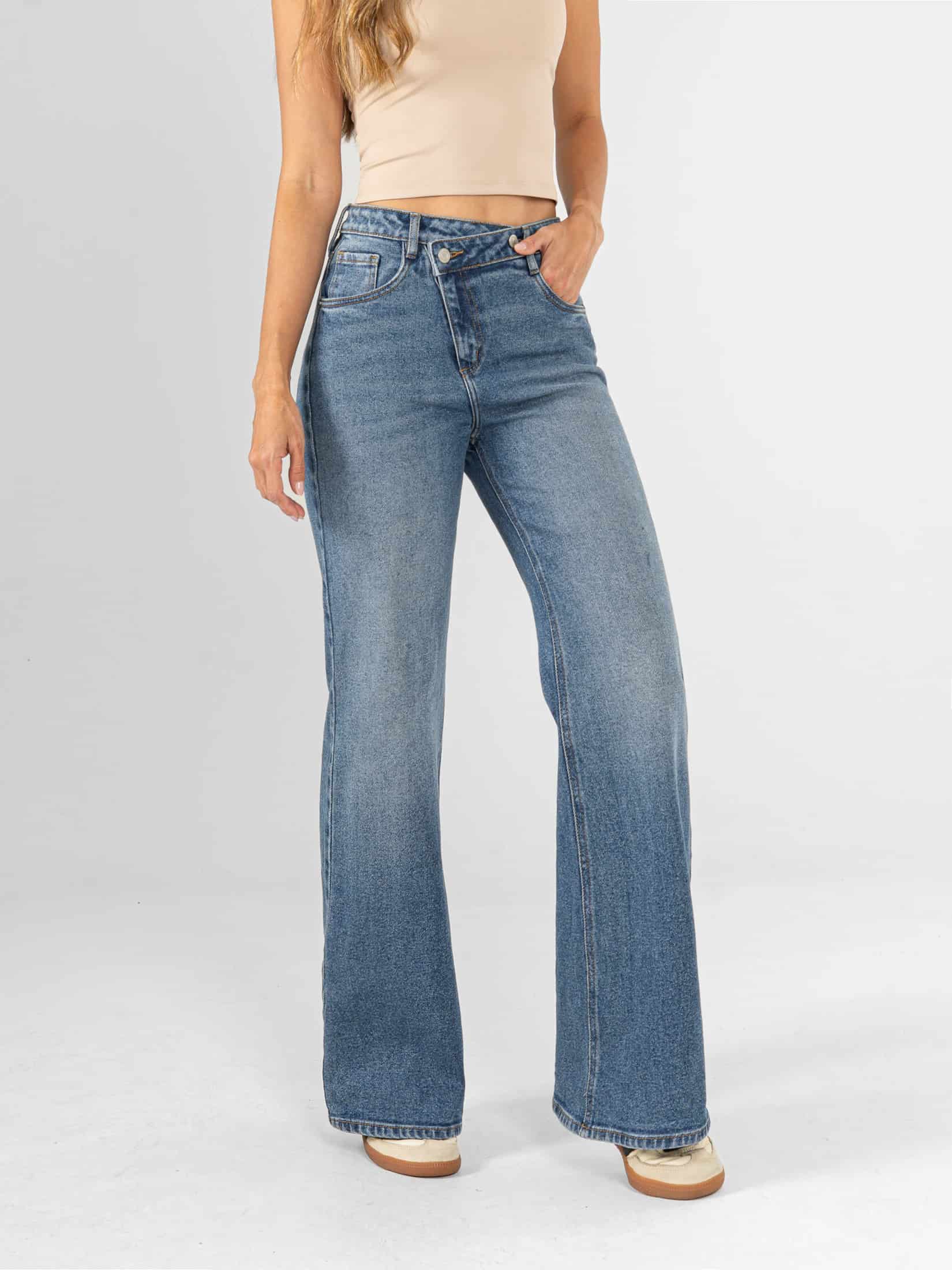 Ref: 066411 Jean mom flare, stretch, tiro alto, detalle en pretina, tono azul medio - miniatura 2