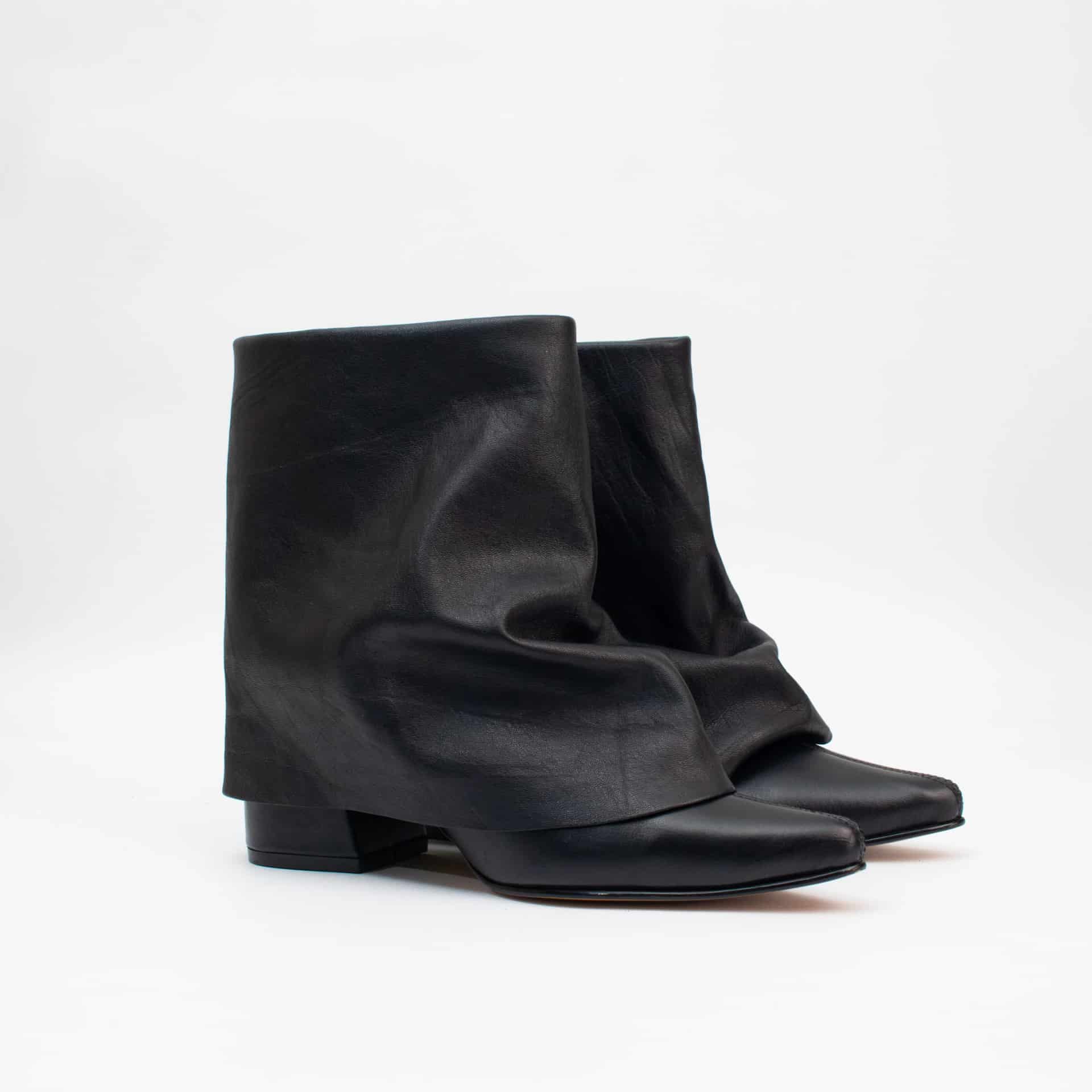 Boots, black pants - miniatura 2