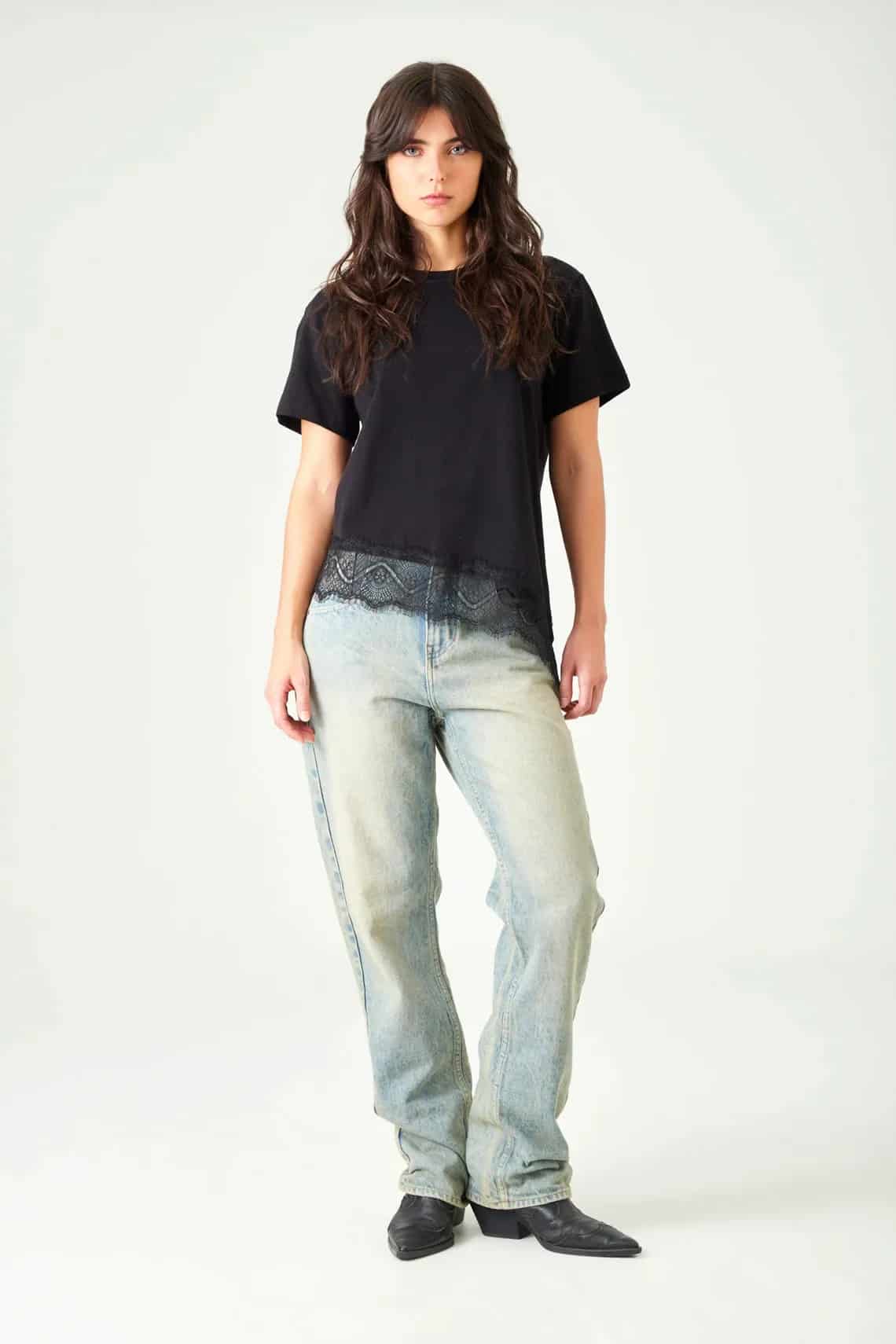 Camiseta relaxed fit con borde de encaje en negro para mujer - miniatura 1