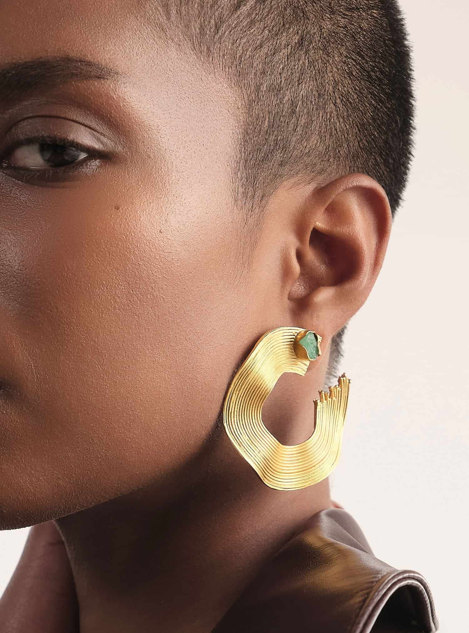 MAXI ARETES OLAS ABIERTAS CON ESMERALDA - miniatura 2