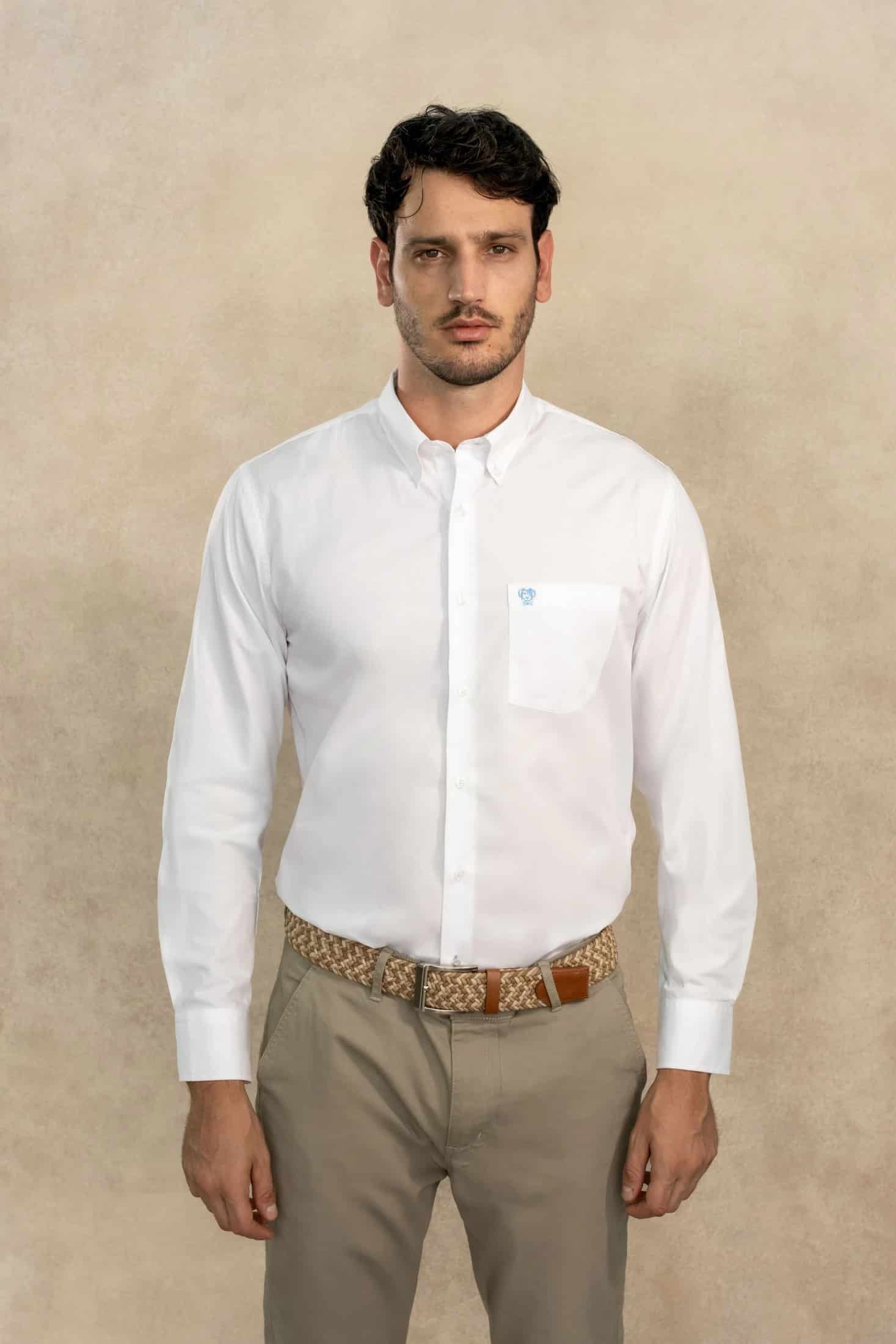 Camisa Antimanchas Popelina Blanco con Bolsillo Logo Azul- Talla Regular - miniatura 1