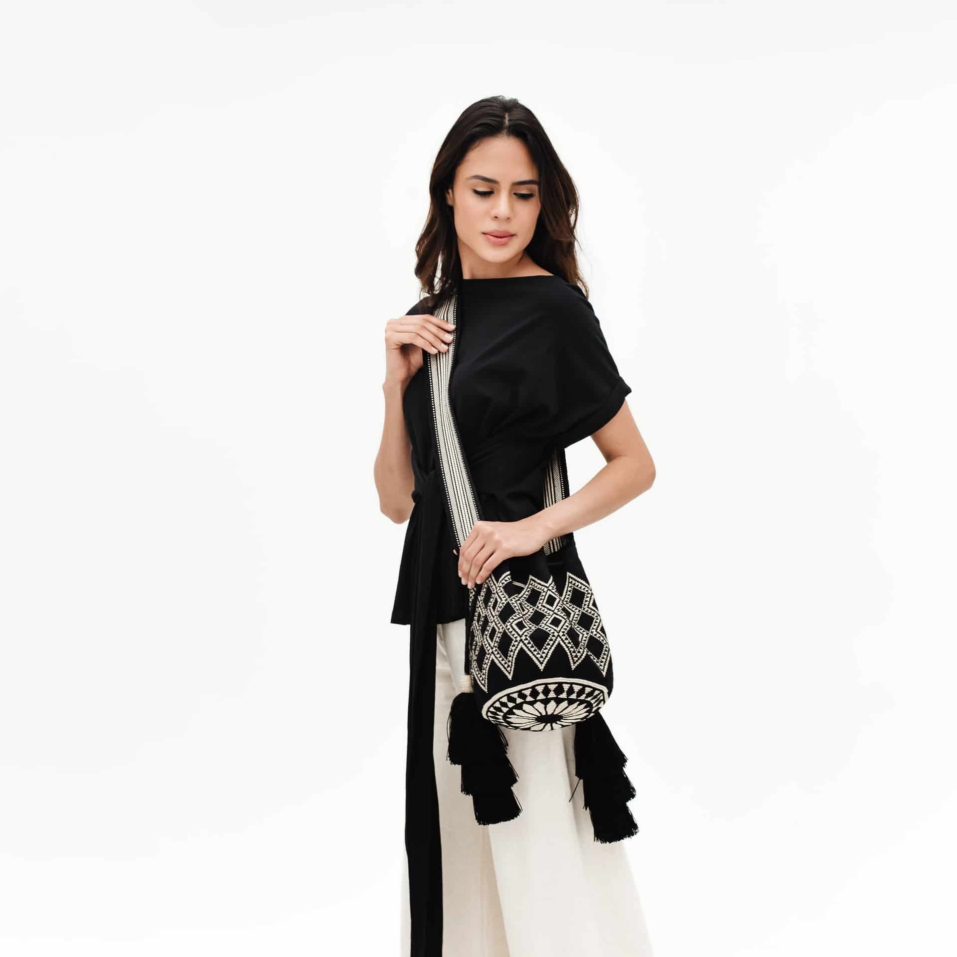 Mochila Wayuu Negra/Beige con Correa Larga - miniatura 2