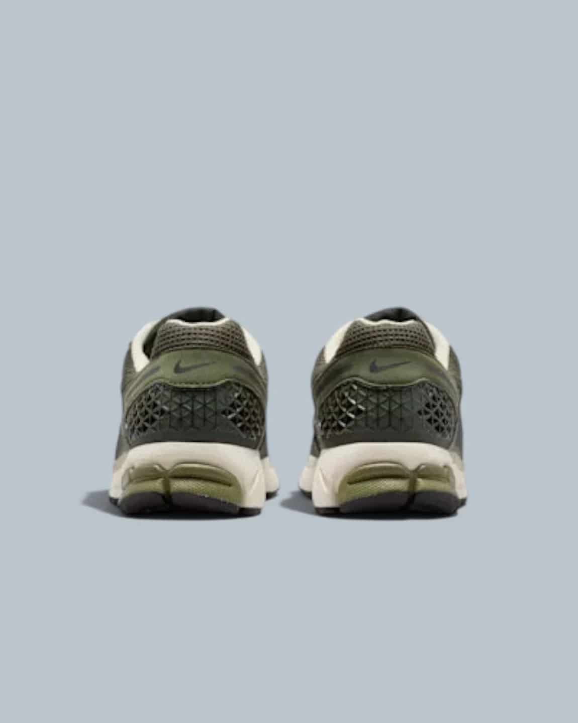 TENIS HOMBRE ZOOM VOMERO VERDE NIKE - miniatura 2