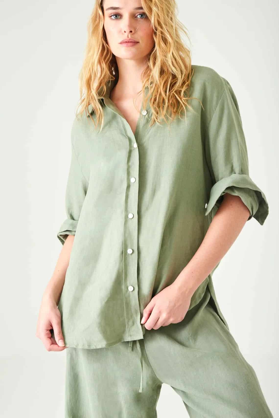 Camisa relaxed fit con bajo redondeado y aberturas laterales en lino verde salvia para mujer - miniatura 3