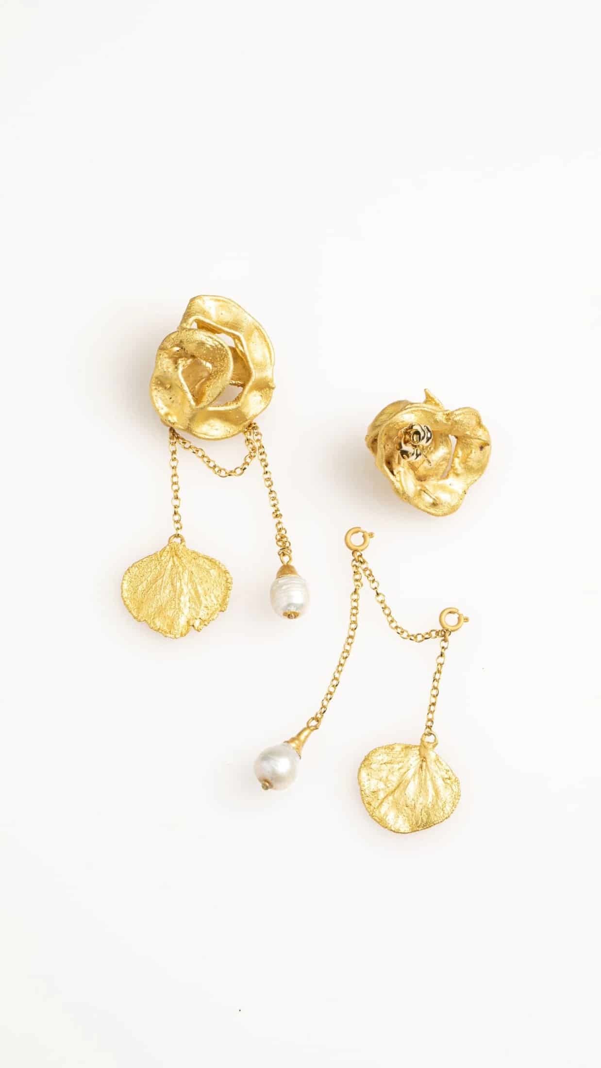 ARETES ACACIA CON PÉTALO REMOVIBLE CADENAS Y PERLAS - miniatura 3