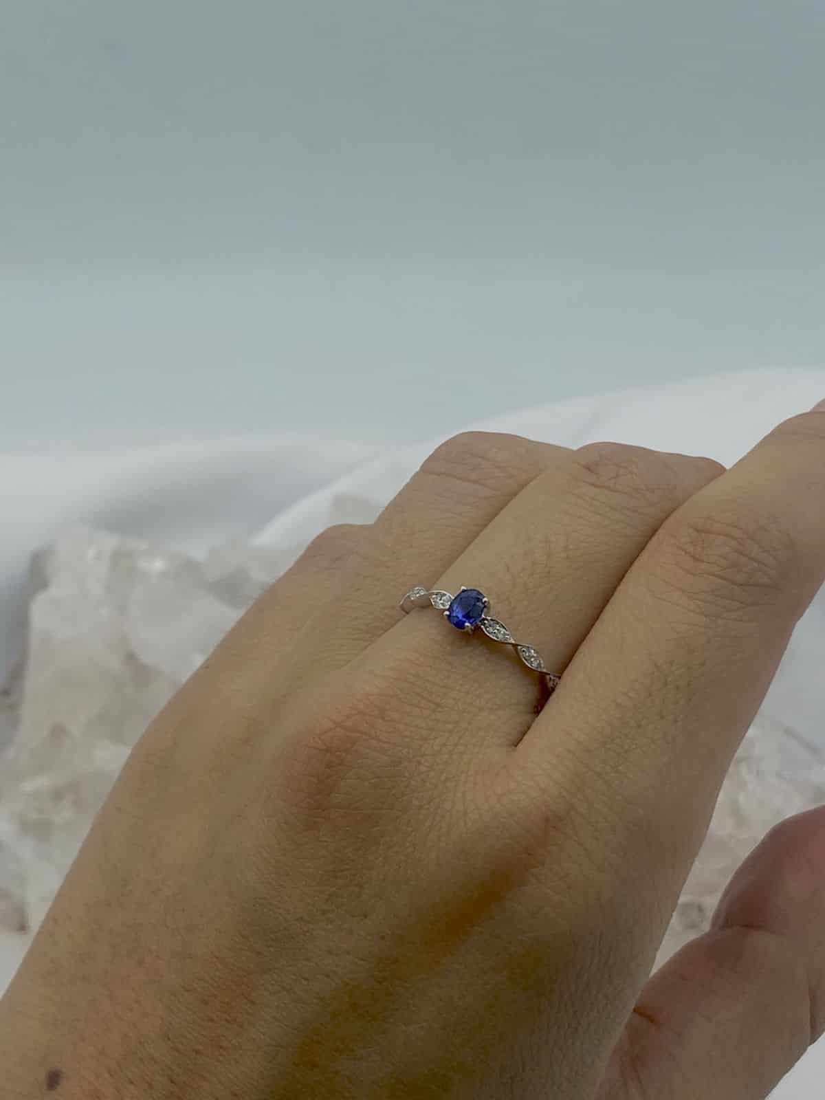 Anillo Zafiro con Diamantes en Oro Blanco 18 k - miniatura 2