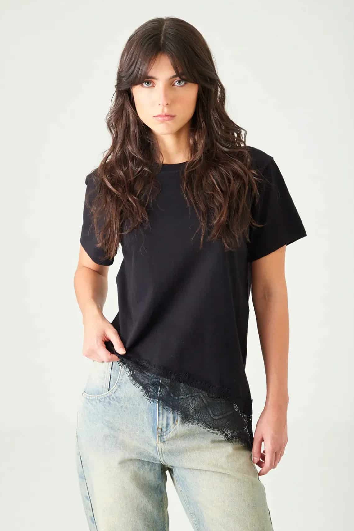Camiseta relaxed fit con borde de encaje en negro para mujer - miniatura 2