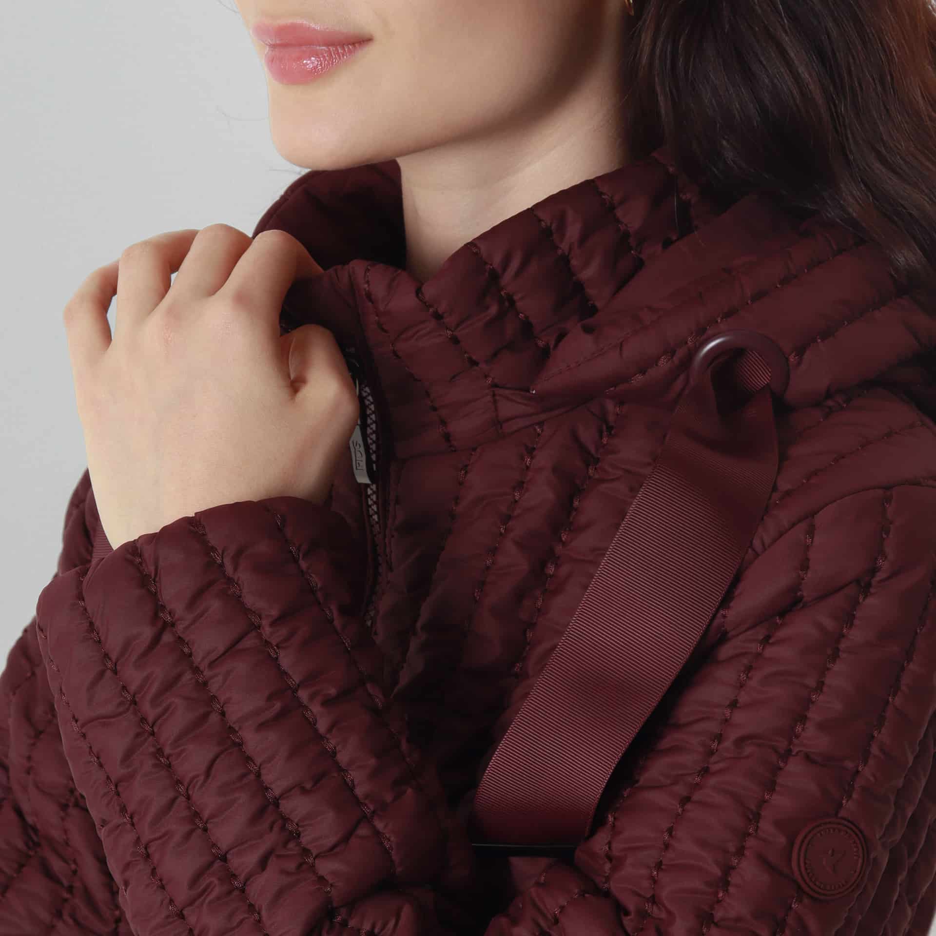 Chaqueta acolchada cuello alto capucha con lazo - miniatura 6