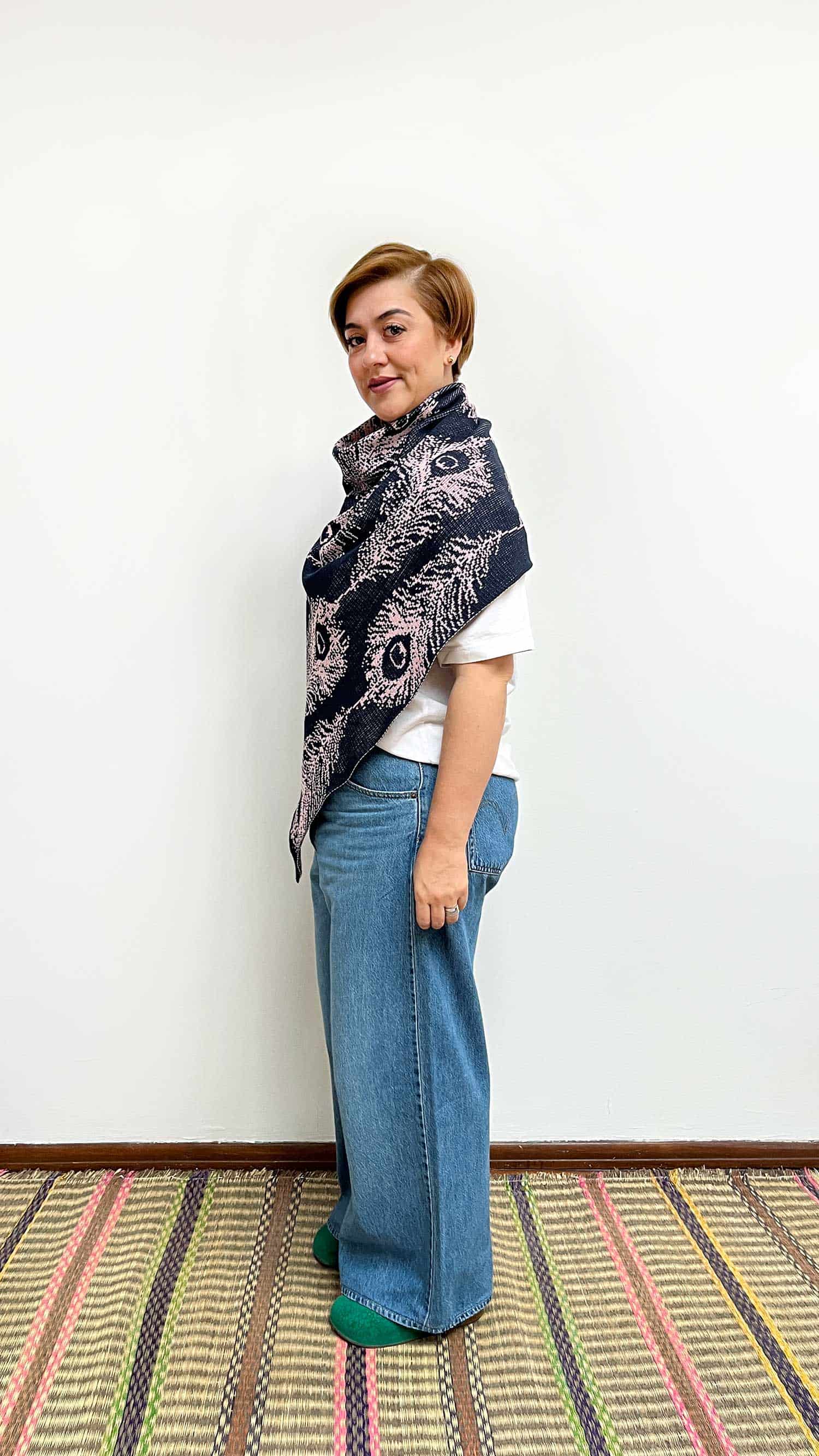 Poncho Plumas - azul oscuro y rosado - miniatura 4
