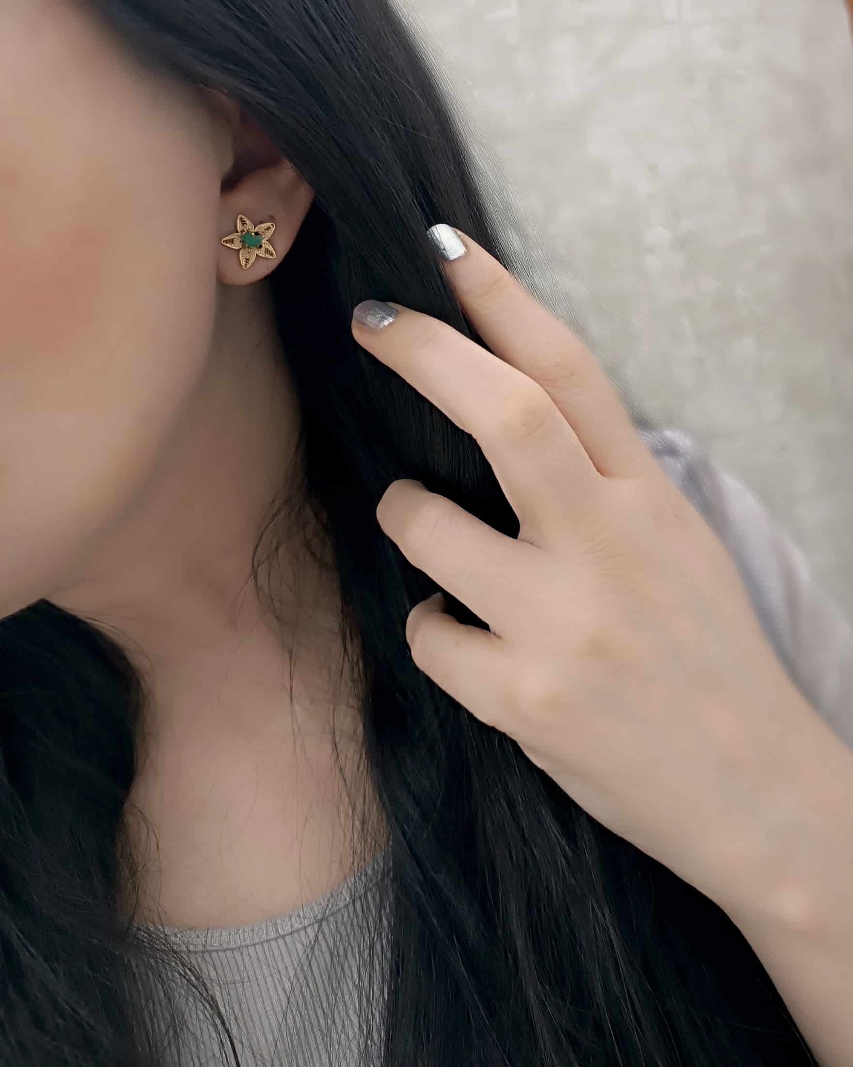 Aretes mini filigrana  y esmeralda estrellita - miniatura 3