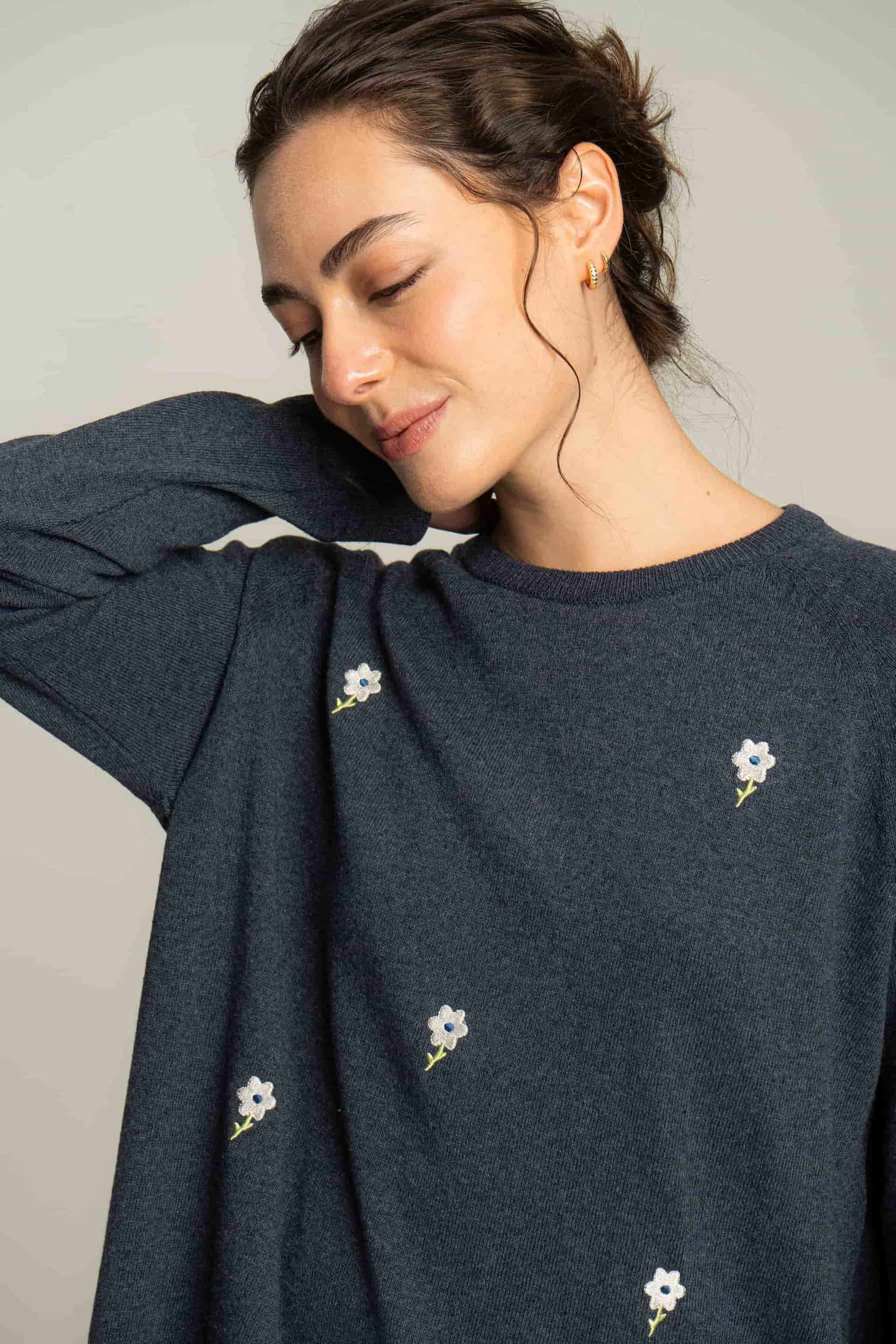 Sweater flores bordadas - azul petróleo - miniatura 2