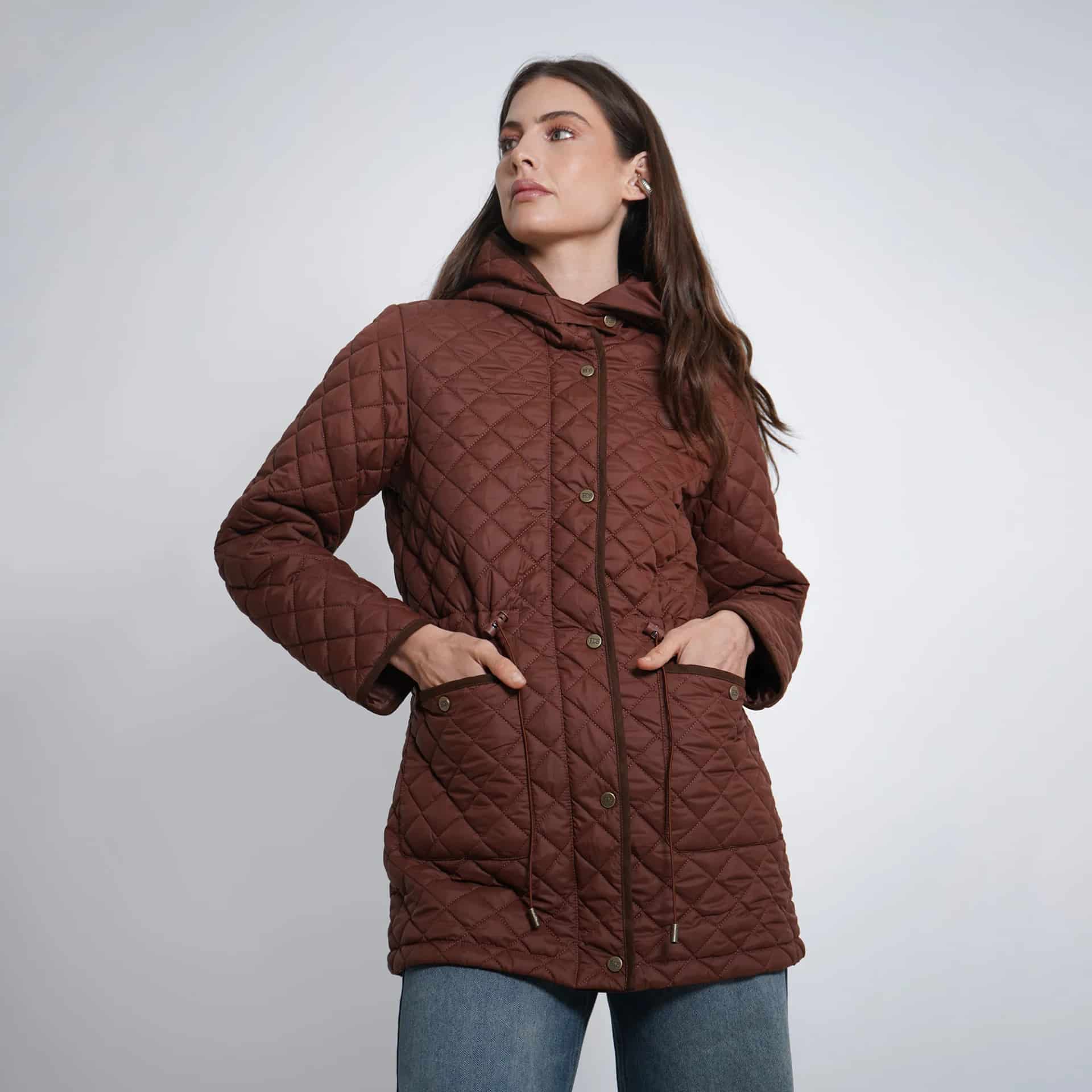 Chaqueta acolchada larga cuello alto con capucha y ajuste en cintura - miniatura 26