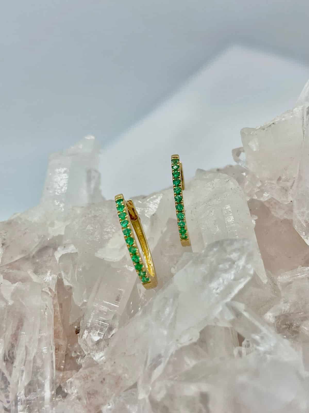 Aretes Esmeralda en Oro Blanco 18K estilo candonga Ovaladas medianas - miniatura 2