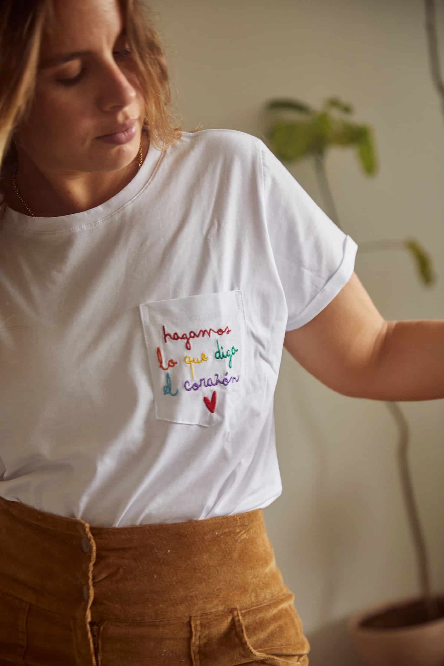 Hagamos Lo Que Diga El Corazón Embroidered Oversized Tee - miniatura 1