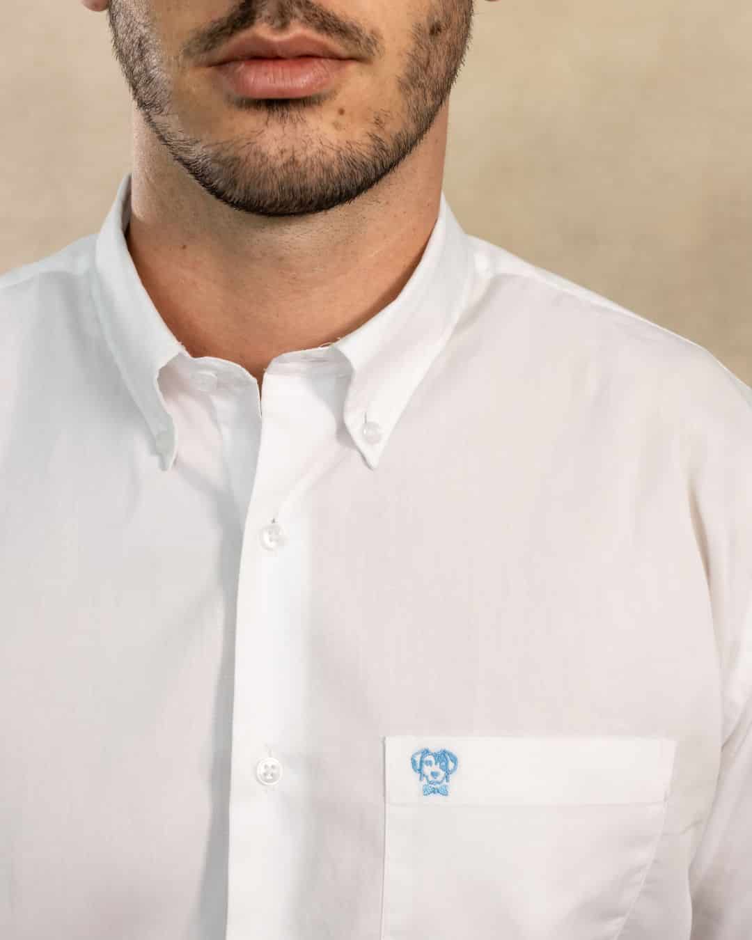 Camisa Antimanchas Popelina Blanco con Bolsillo Logo Azul- Talla Regular - miniatura 2