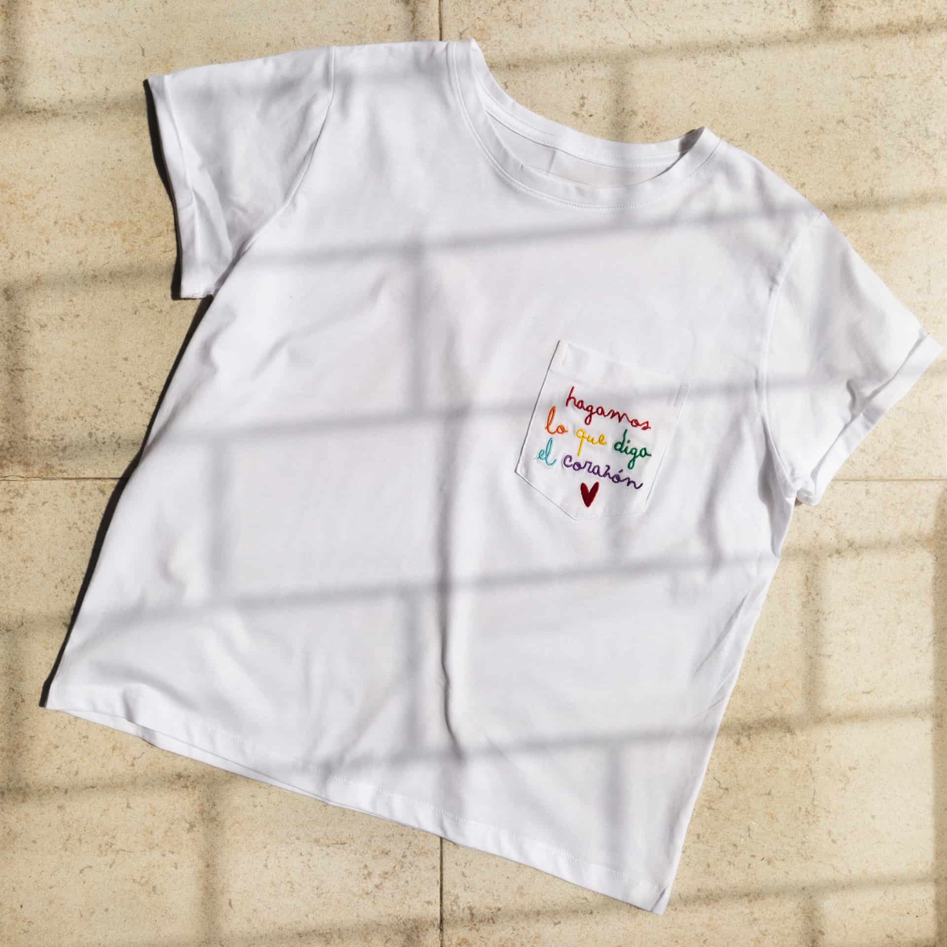 Hagamos Lo Que Diga El Corazón Embroidered Oversized Tee - miniatura 4