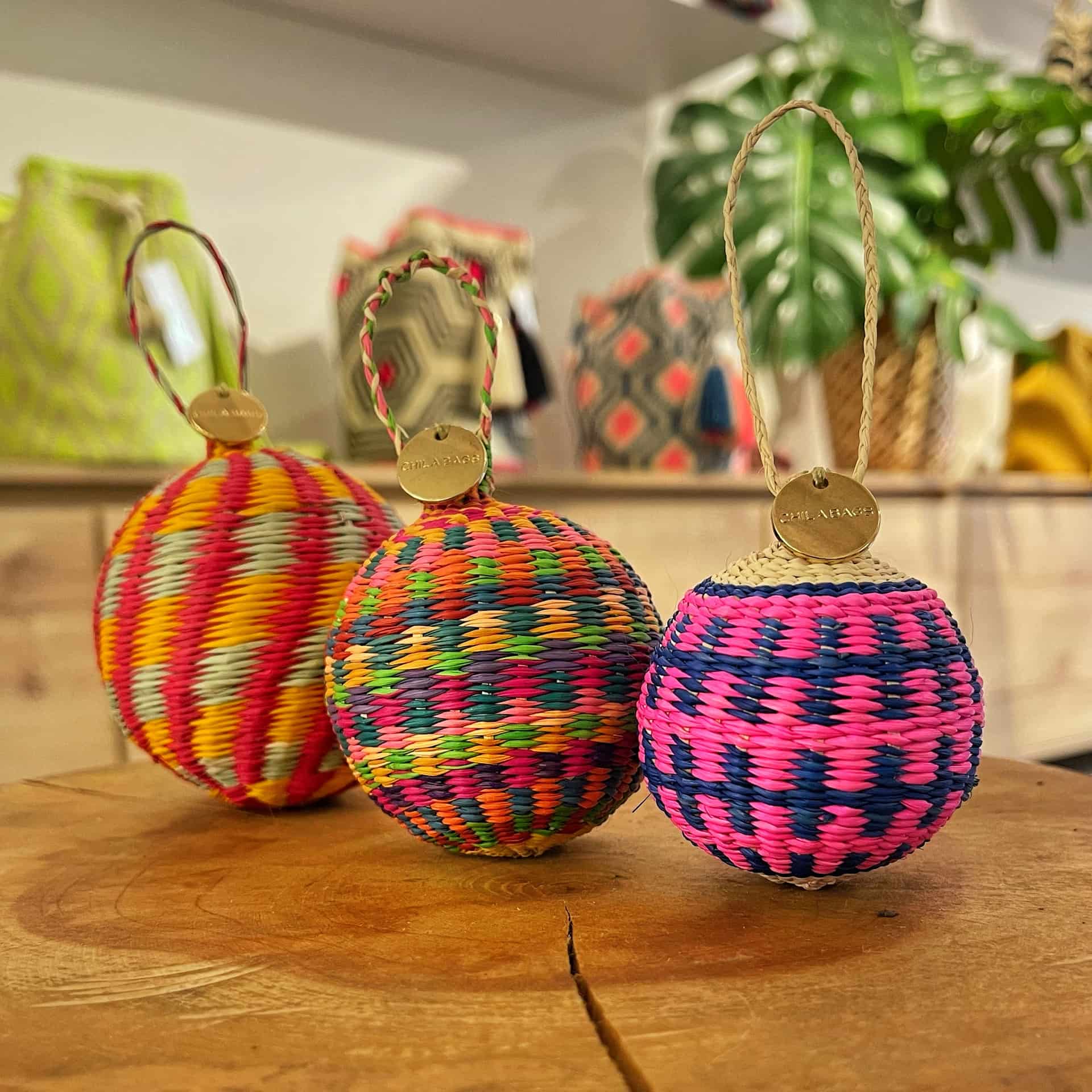 Handmade Iraca Palm Christmas Balls - Set of 3 - miniatura 1