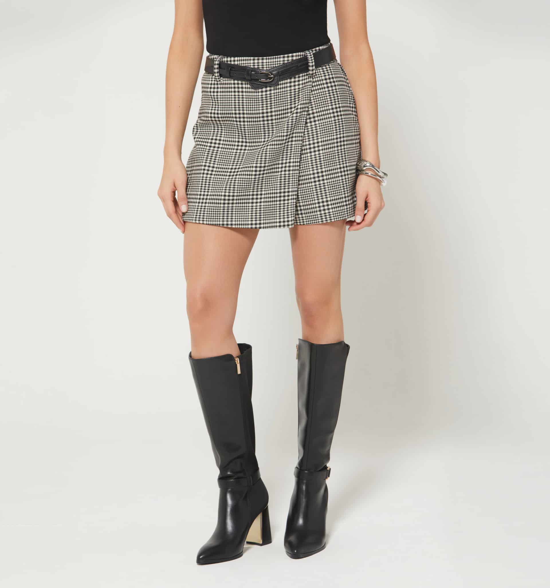 Falda short con correa - miniatura 4