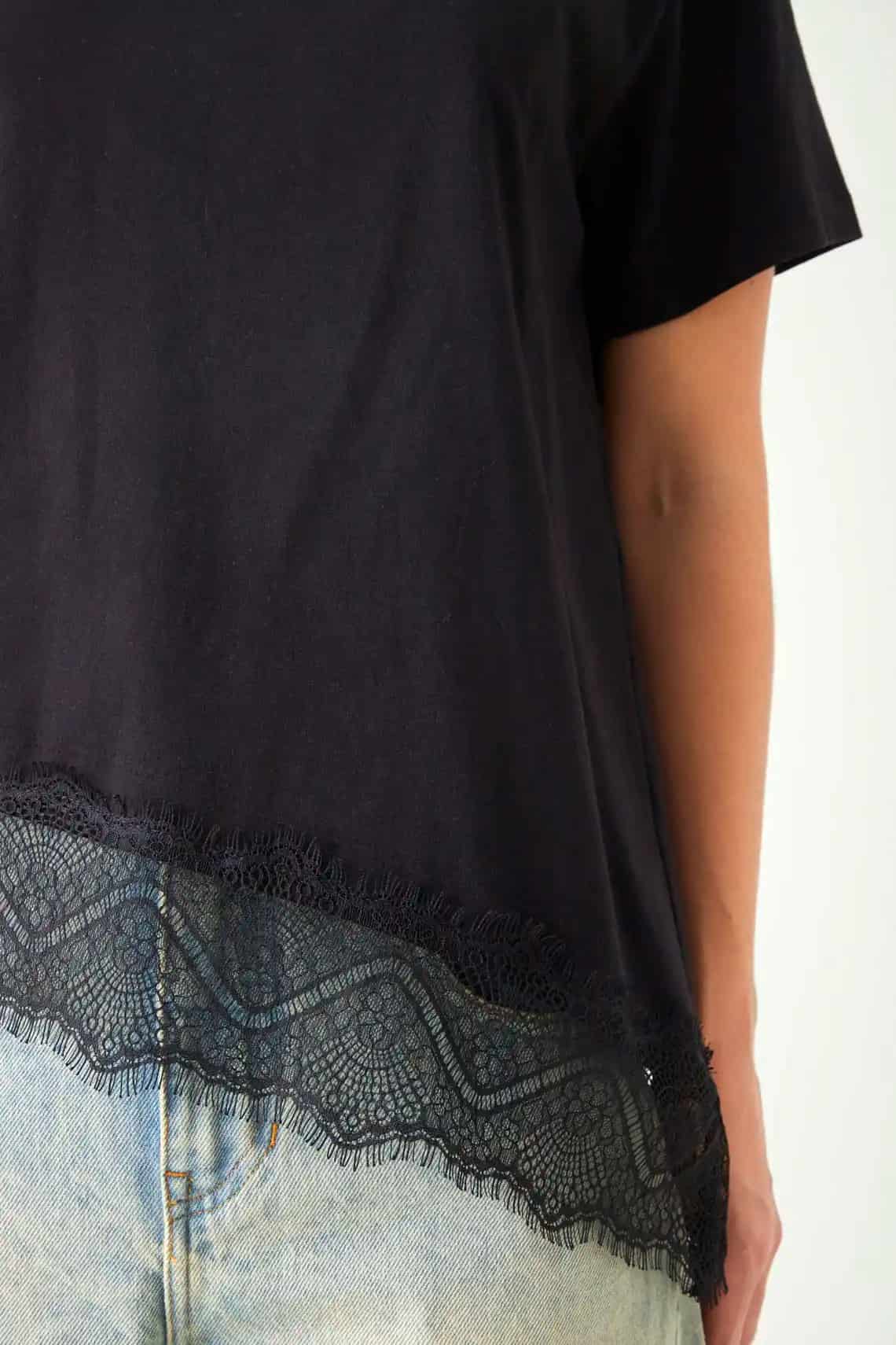 Camiseta relaxed fit con borde de encaje en negro para mujer - miniatura 5