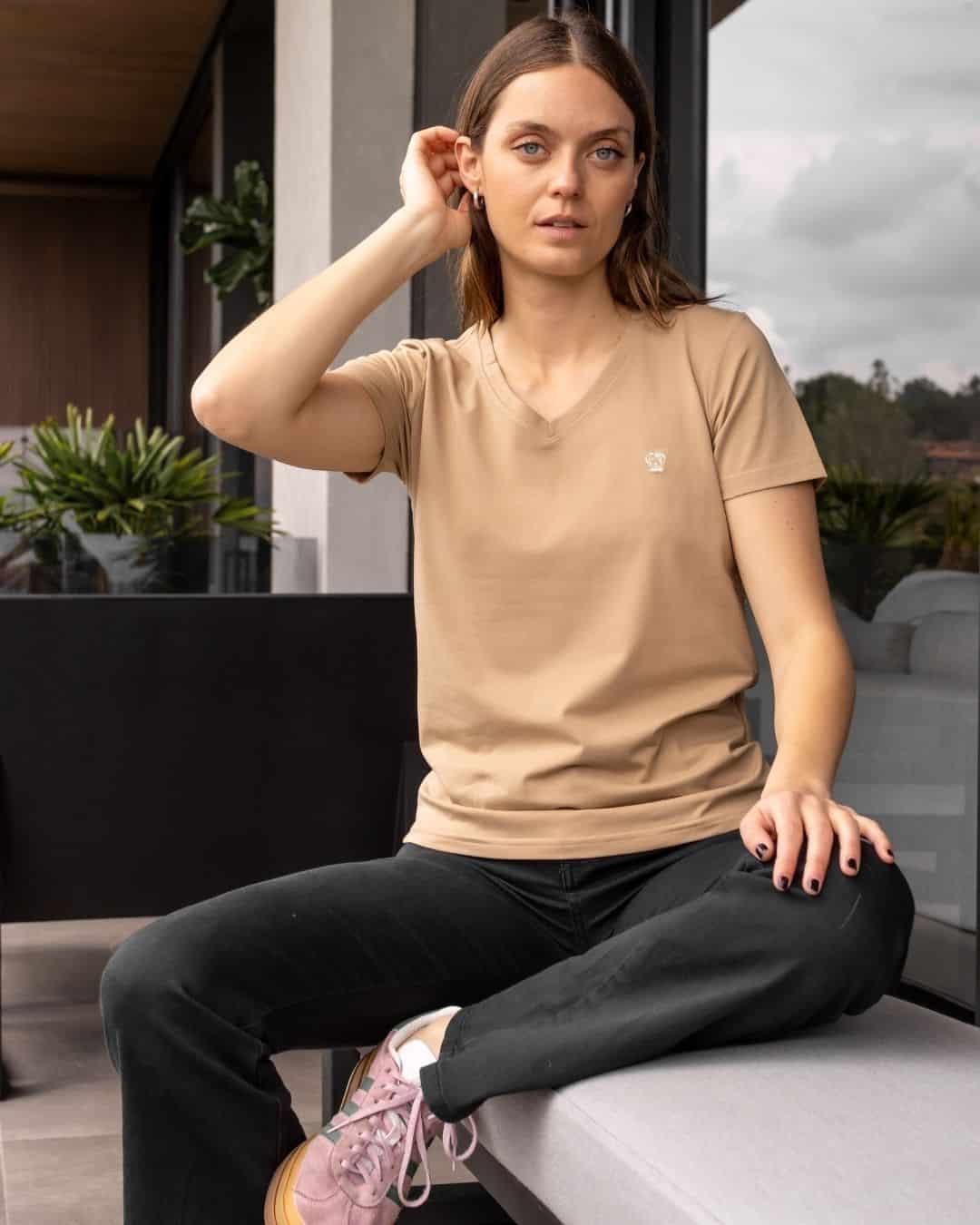 Camiseta Antimanchas Cuello V Arena - Talla Regular - miniatura 5