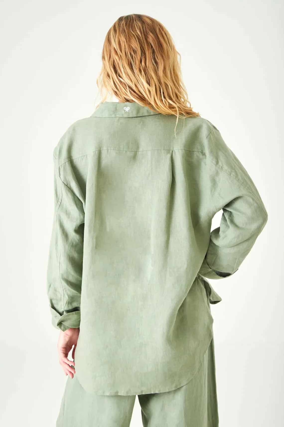 Camisa relaxed fit con bajo redondeado y aberturas laterales en lino verde salvia para mujer - miniatura 5